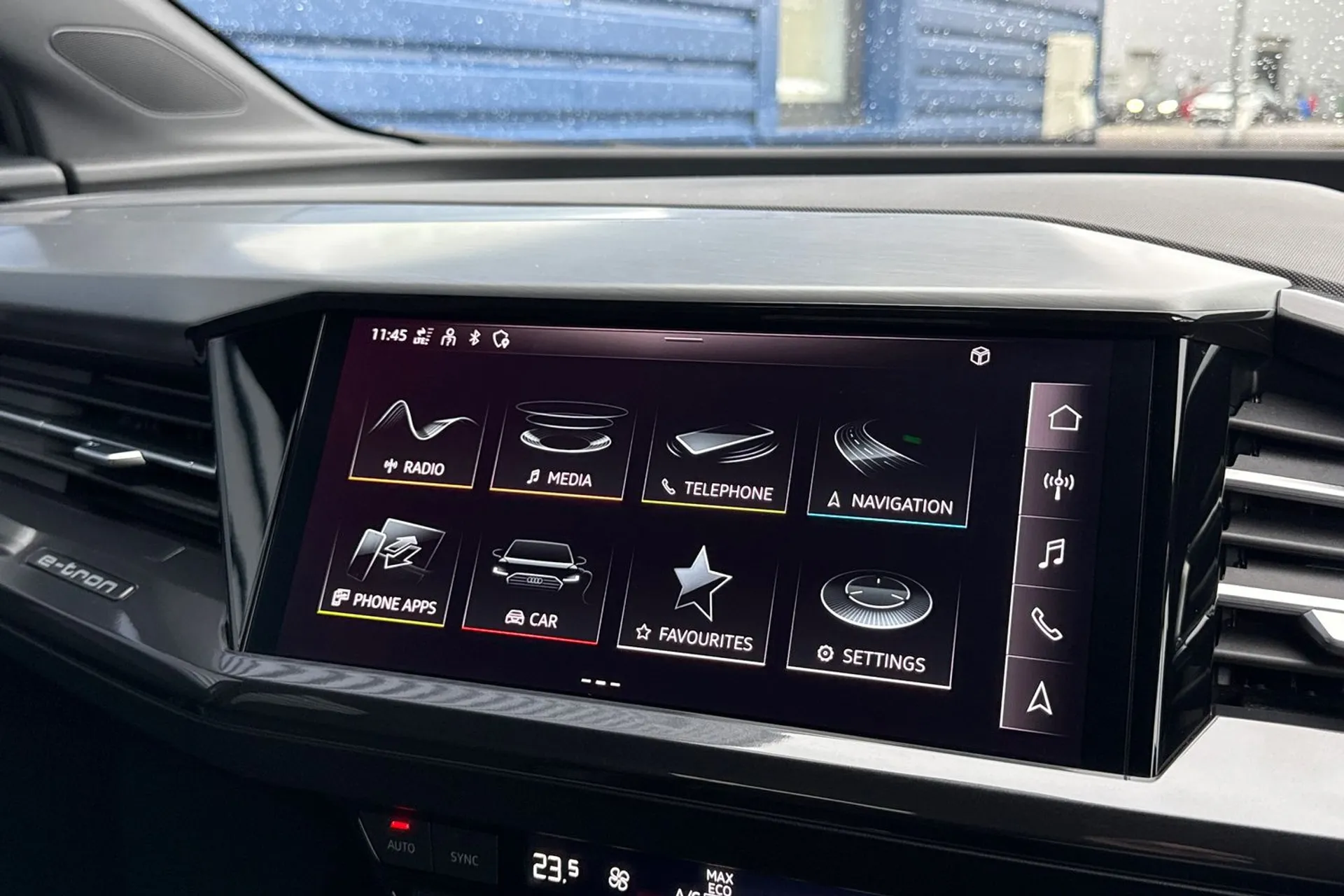 Audi Q4 thumbnail image number 32