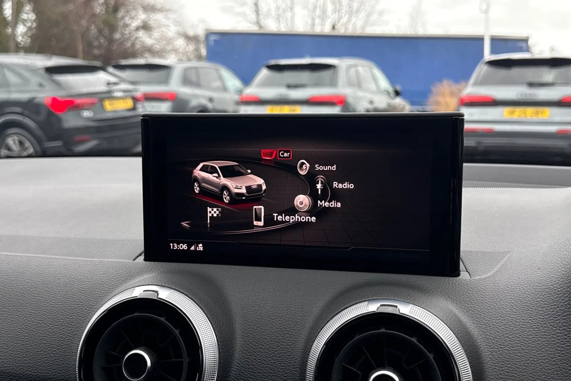 Audi Q2 thumbnail image number 32