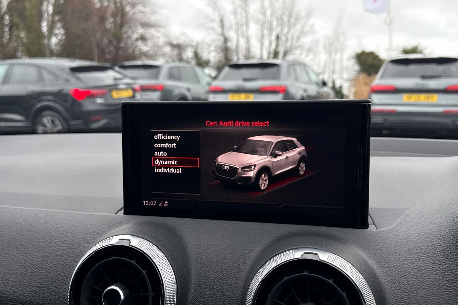 Audi Q2 thumbnail image number 25