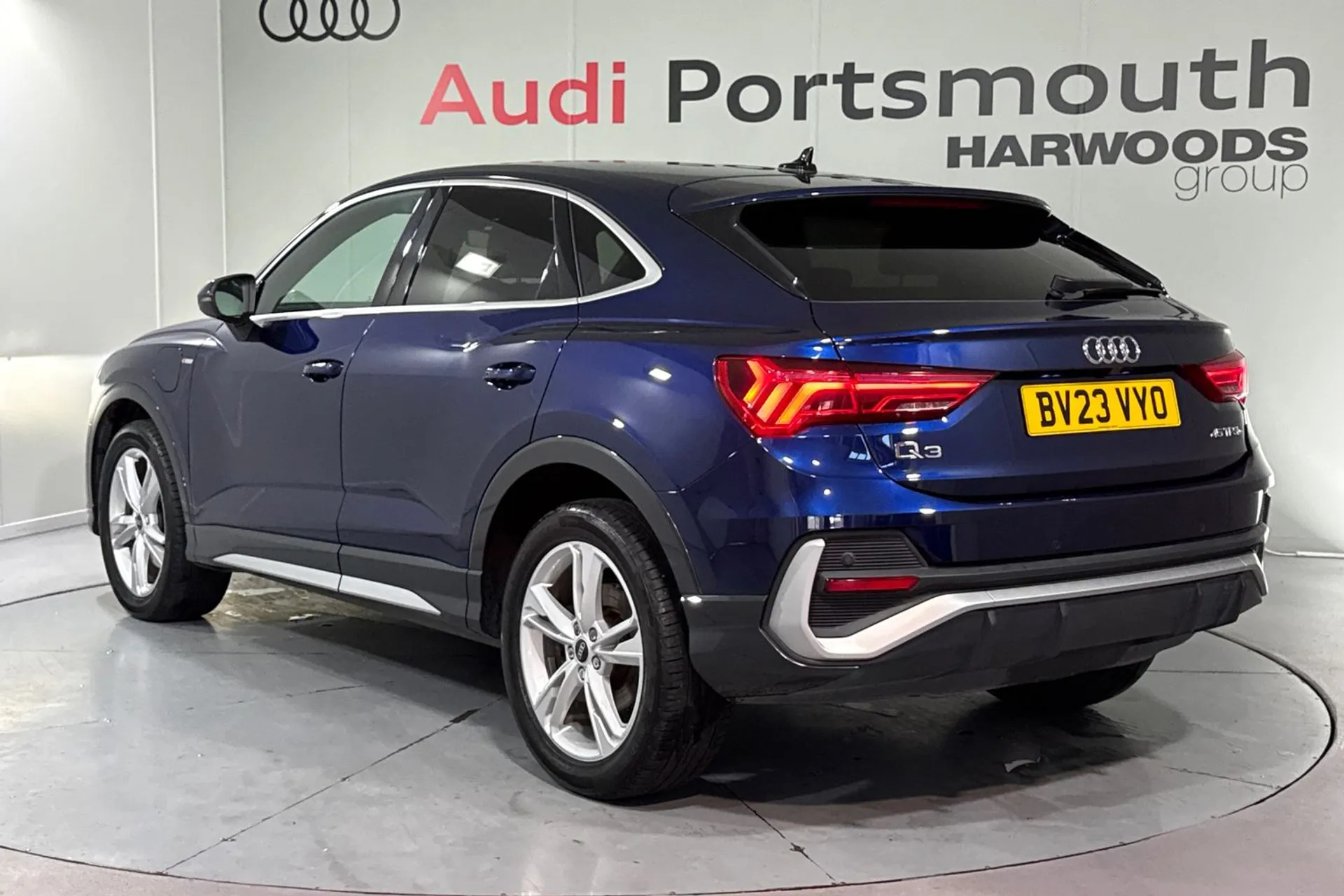 Audi Q3 thumbnail image number 16