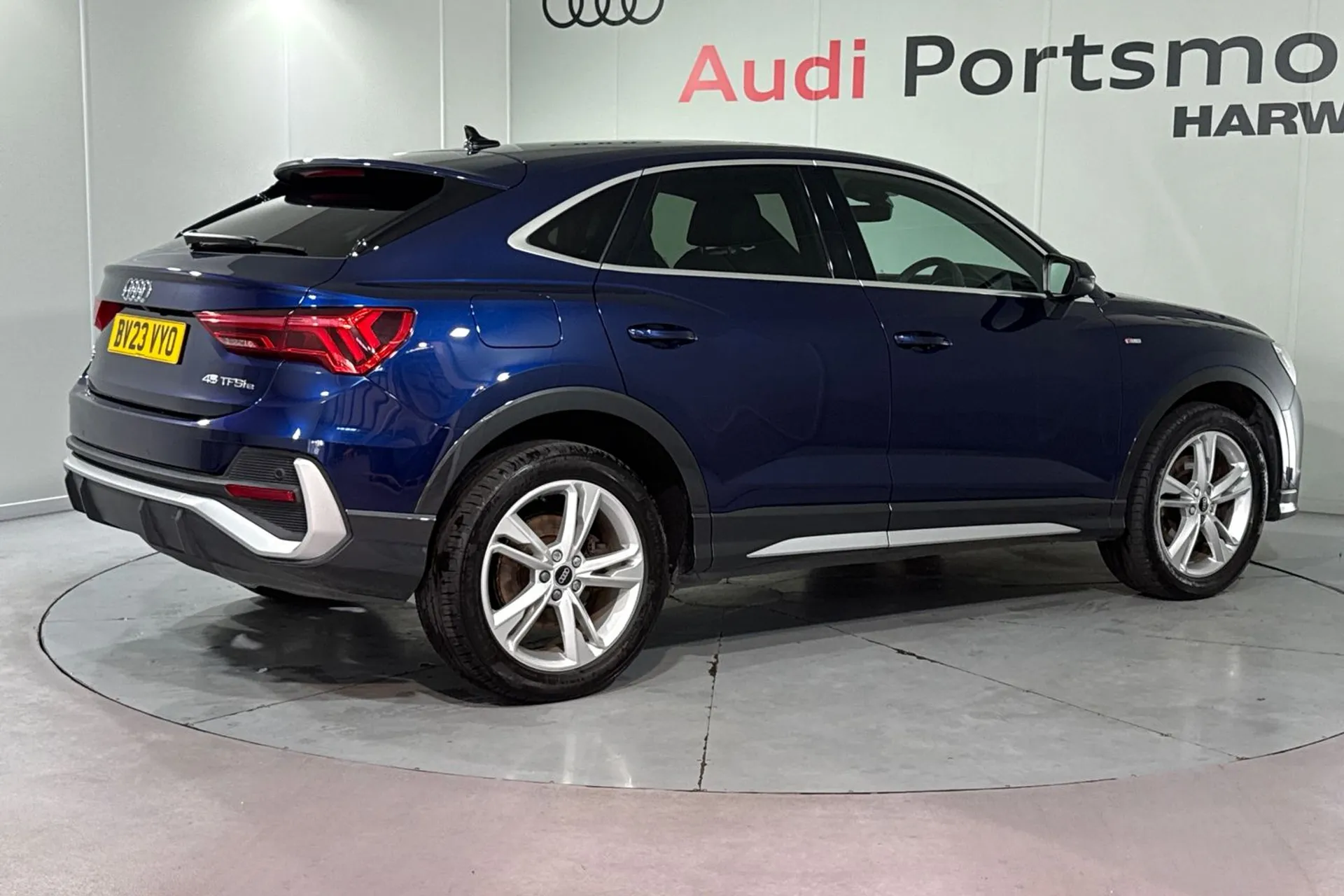 Audi Q3 thumbnail image number 12