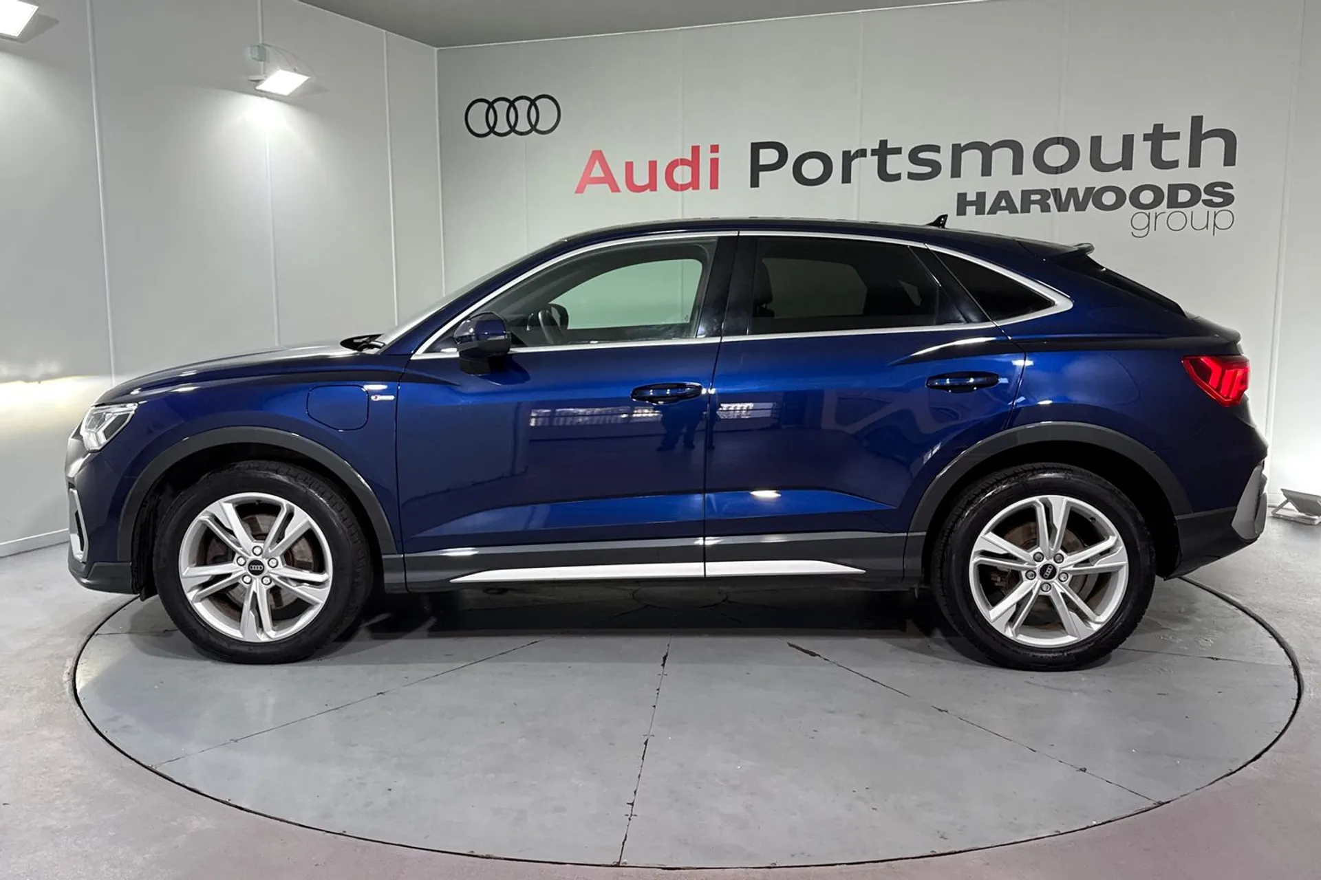 Audi Q3 thumbnail image number 18