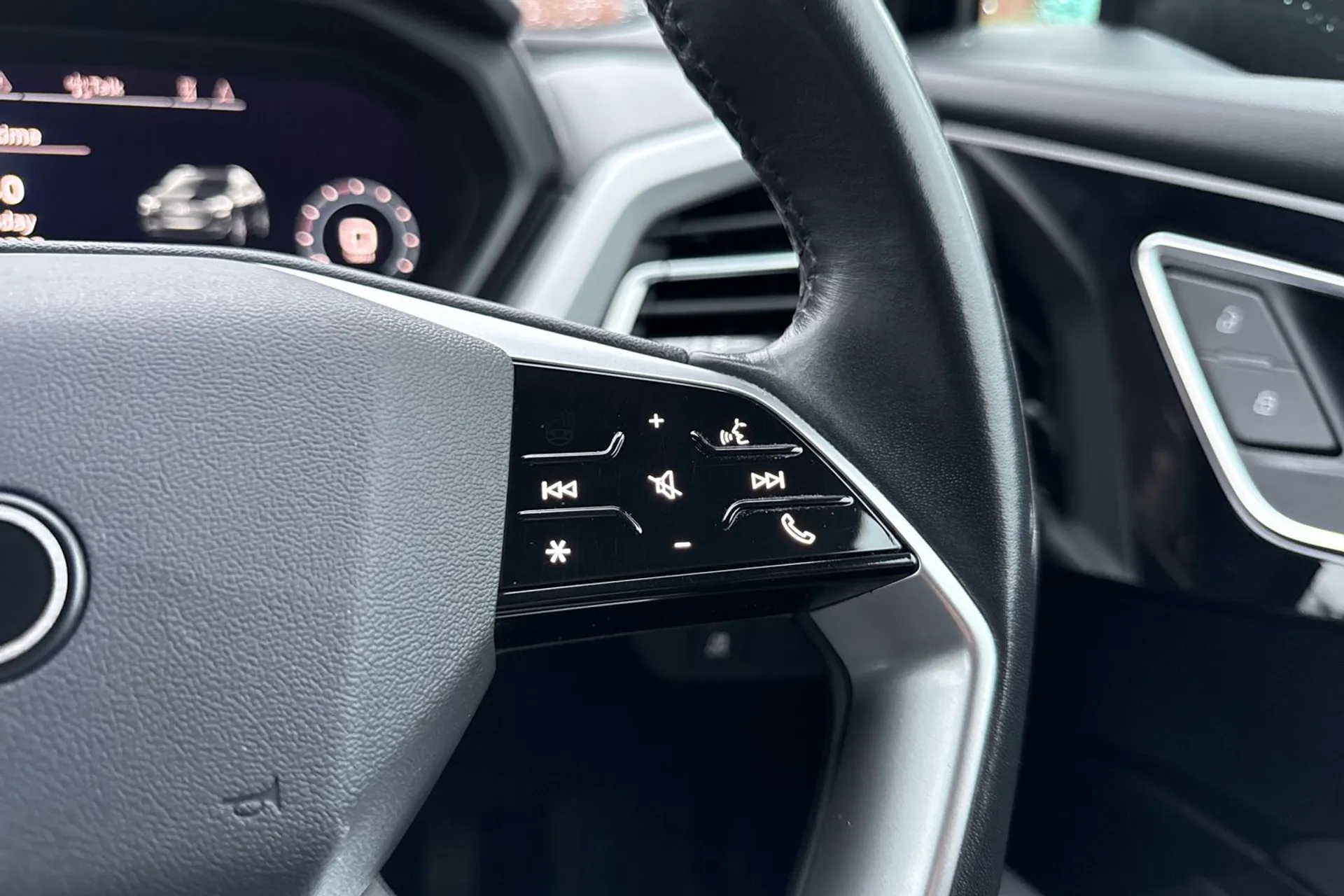 Audi Q4 thumbnail image number 32