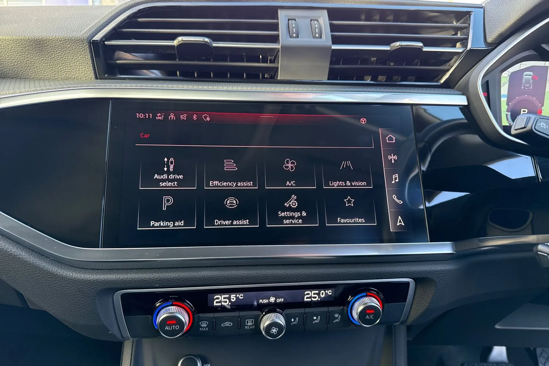 Audi Q3 thumbnail image number 21