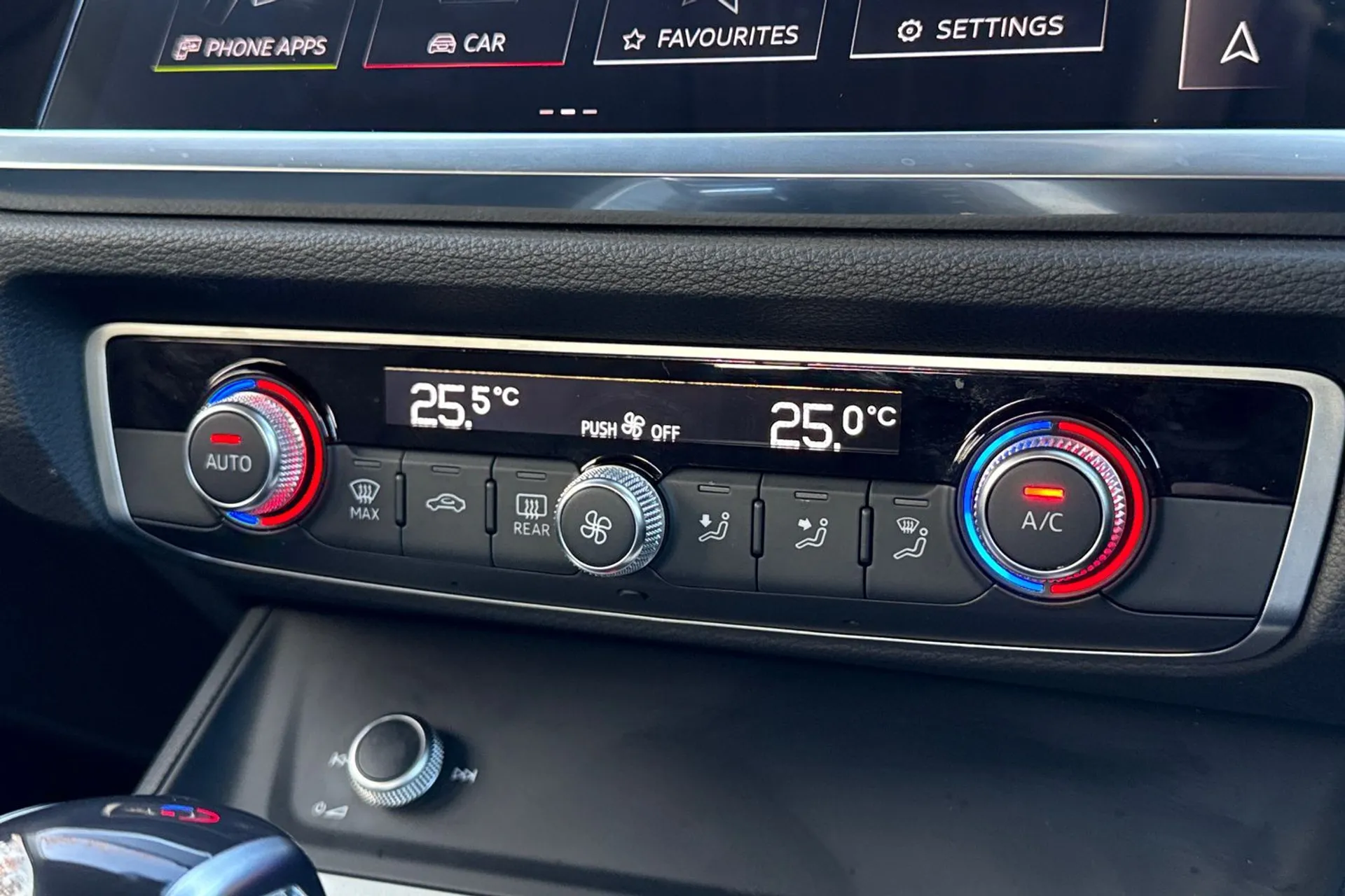 Audi Q3 thumbnail image number 16