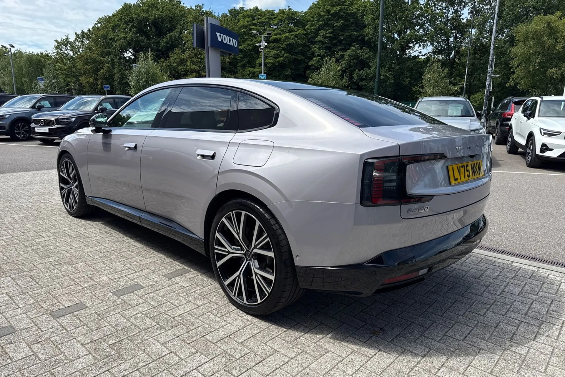 Volvo ES90 thumbnail image number 10