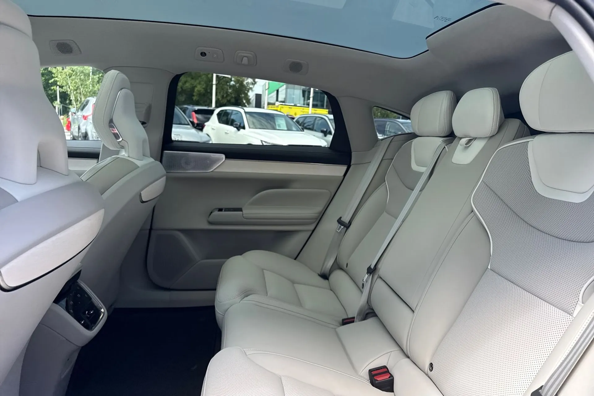 Volvo ES90 thumbnail image number 30