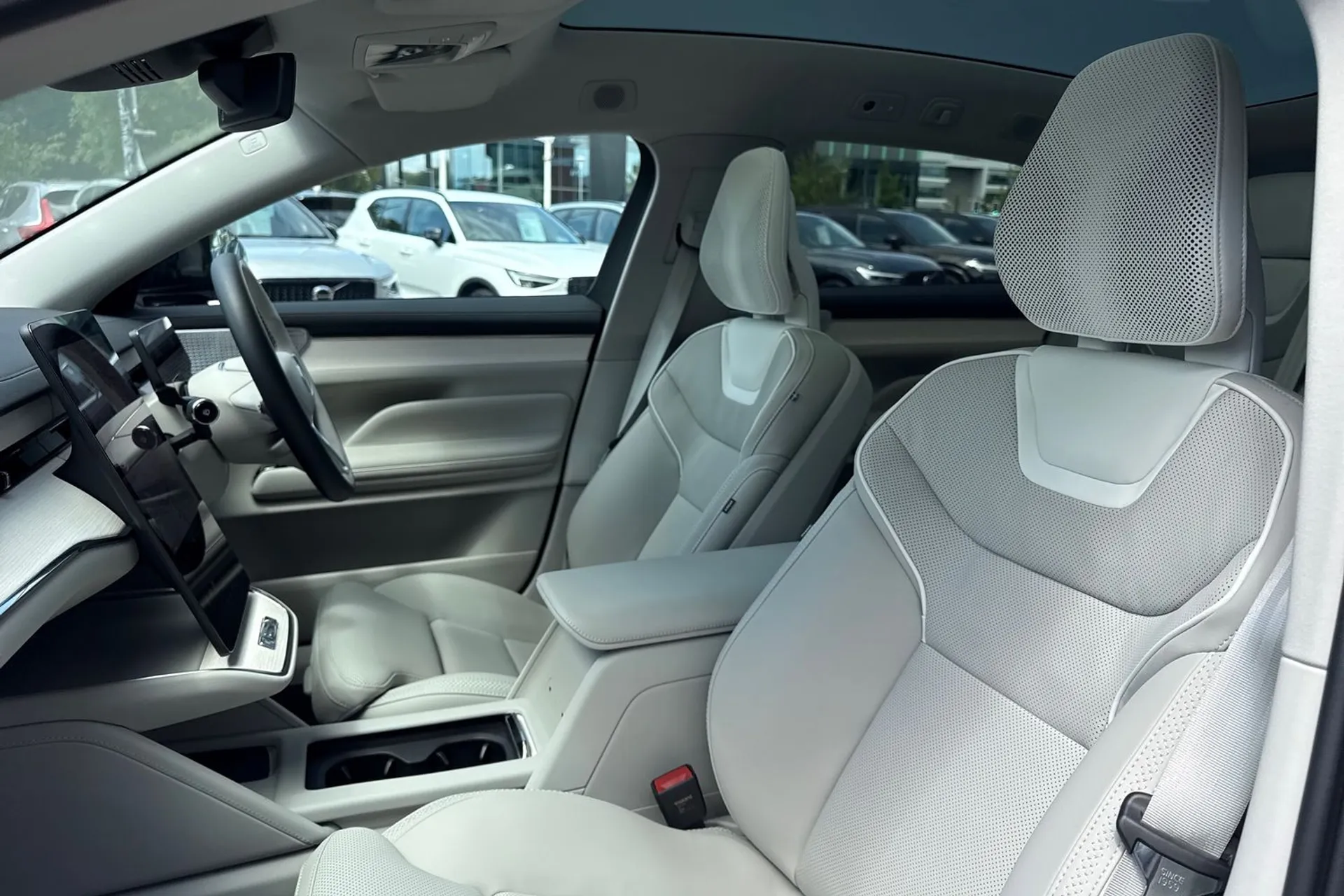 Volvo ES90 thumbnail image number 28