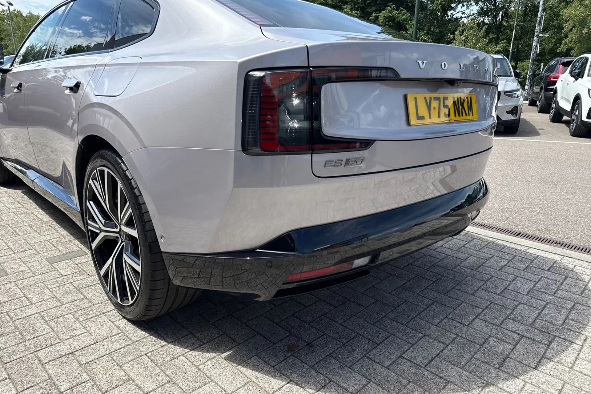 Volvo ES90 thumbnail image number 18