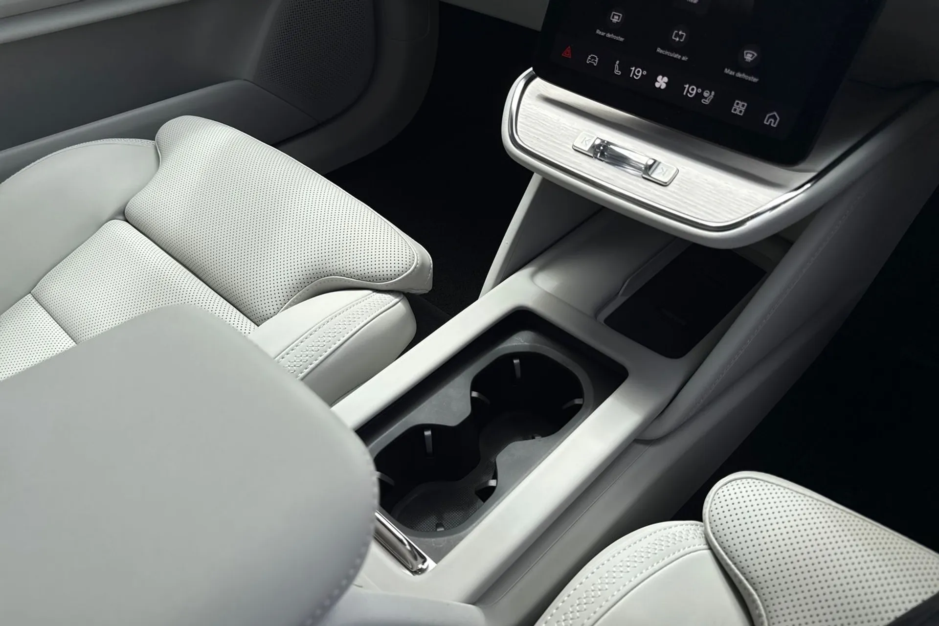 Volvo ES90 thumbnail image number 43