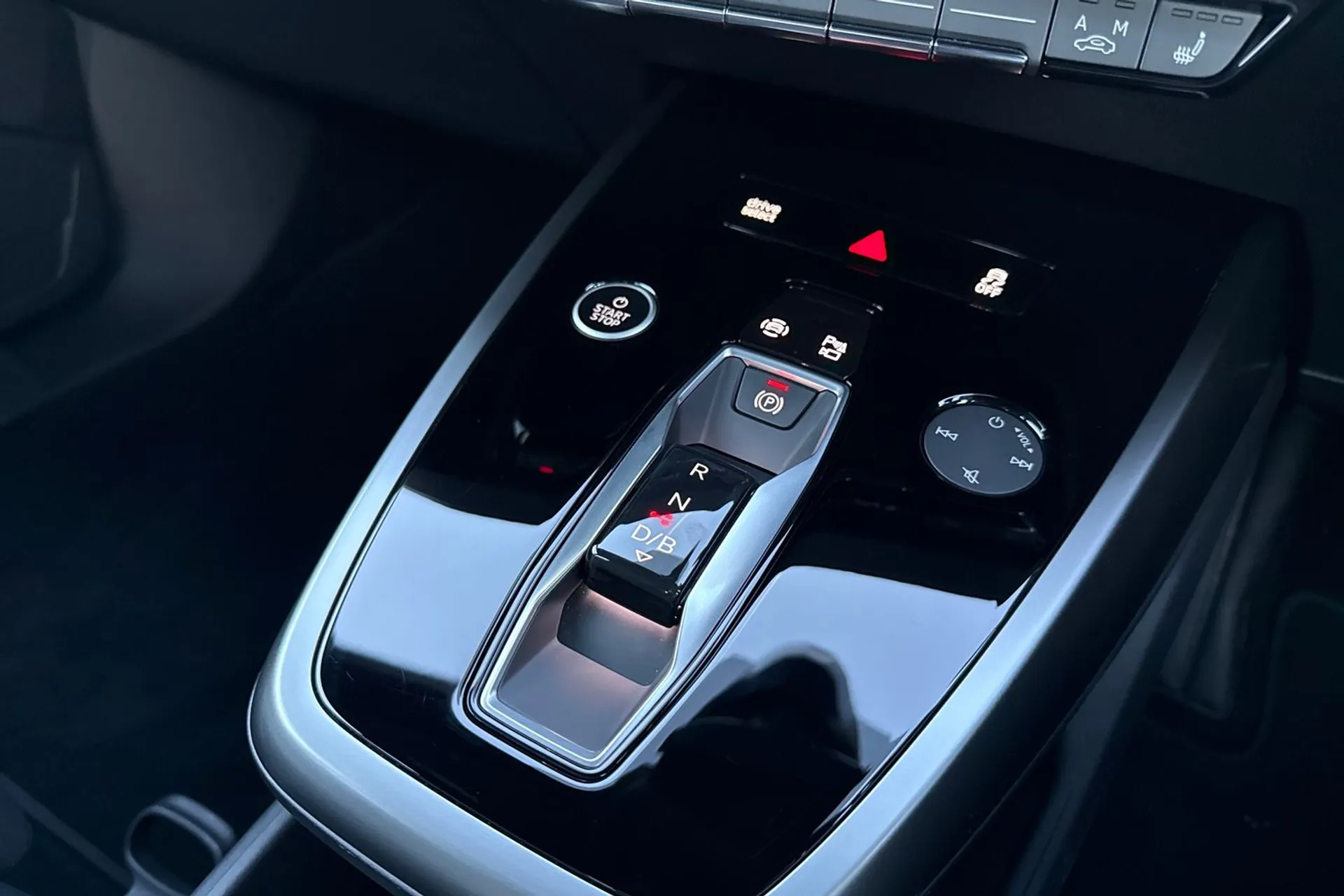 Audi Q4 thumbnail image number 8