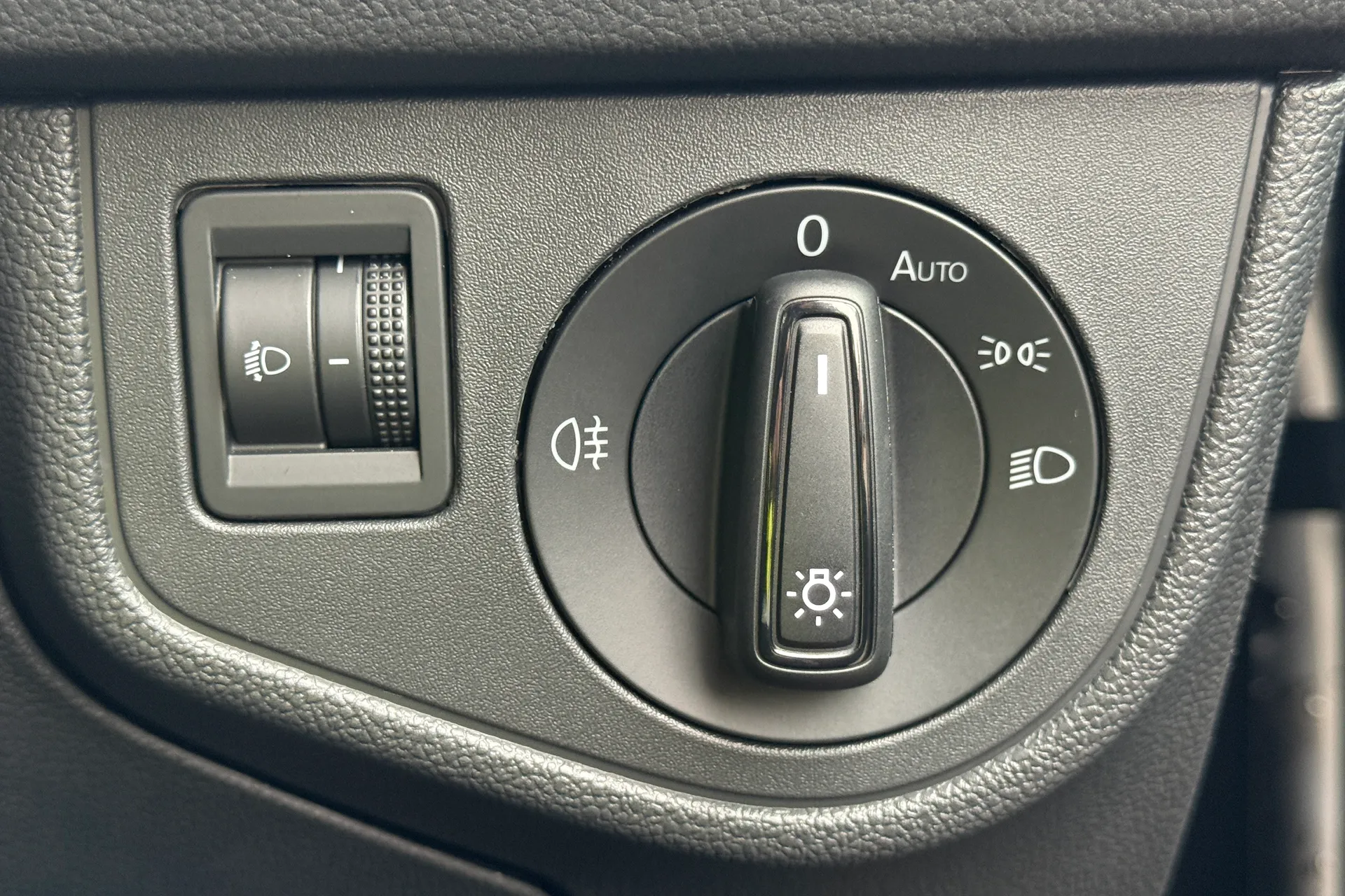 VOLKSWAGEN POLO thumbnail image number 16