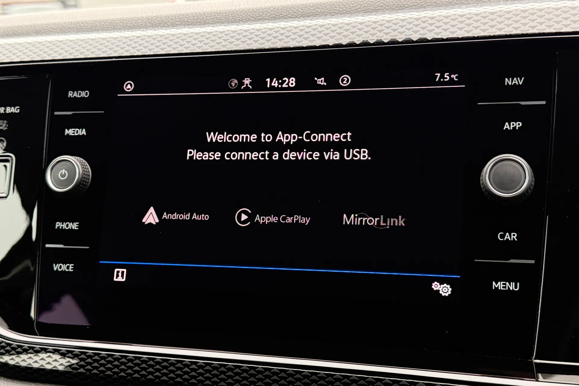 VOLKSWAGEN POLO thumbnail image number 4