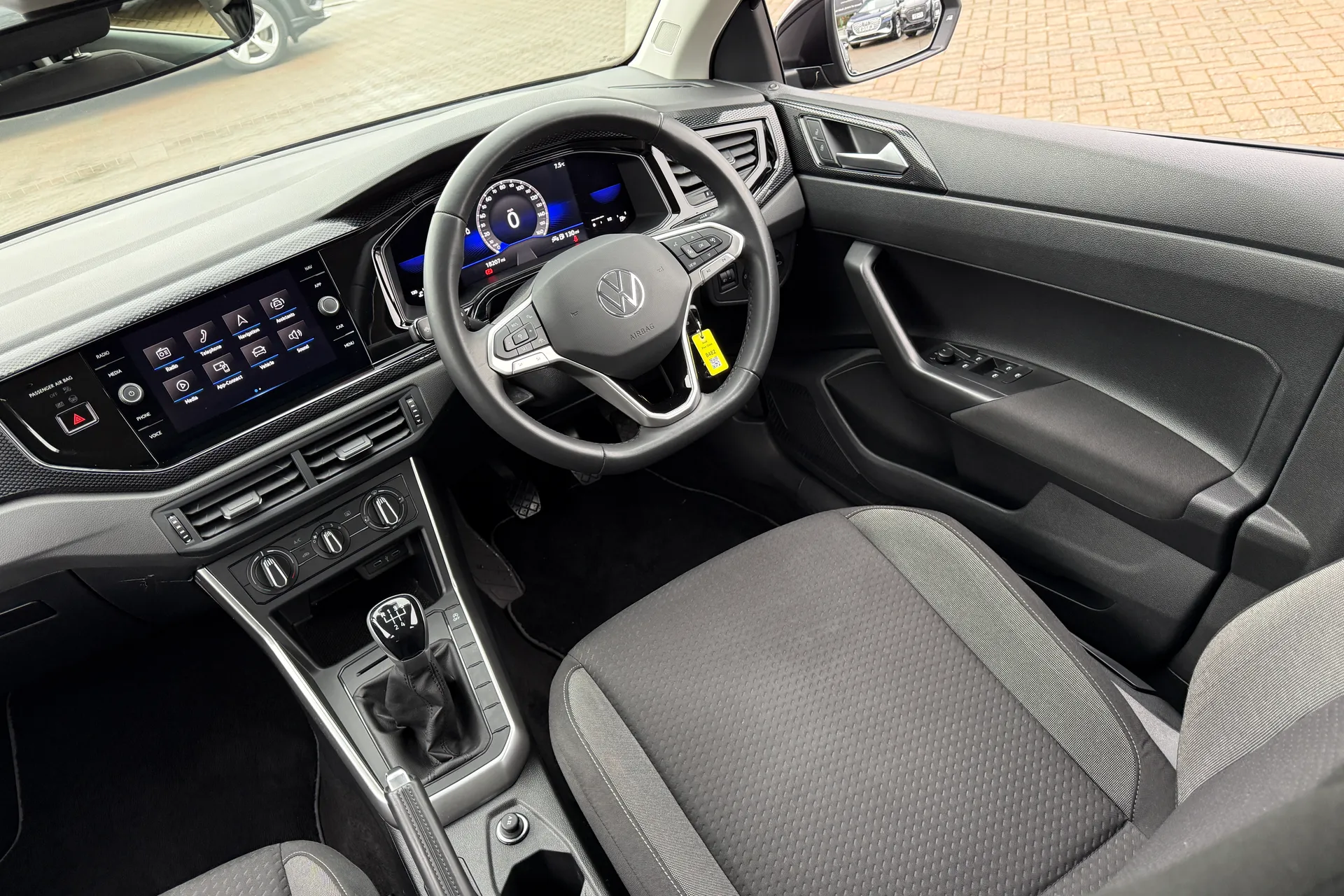 VOLKSWAGEN POLO thumbnail image number 32