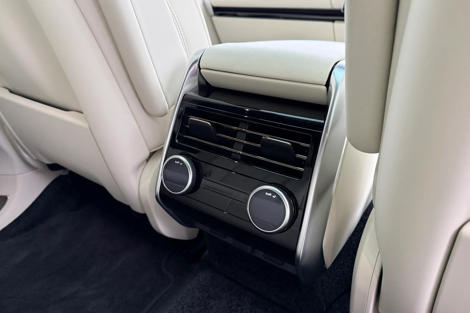 LAND ROVER RANGE ROVER thumbnail image number 34