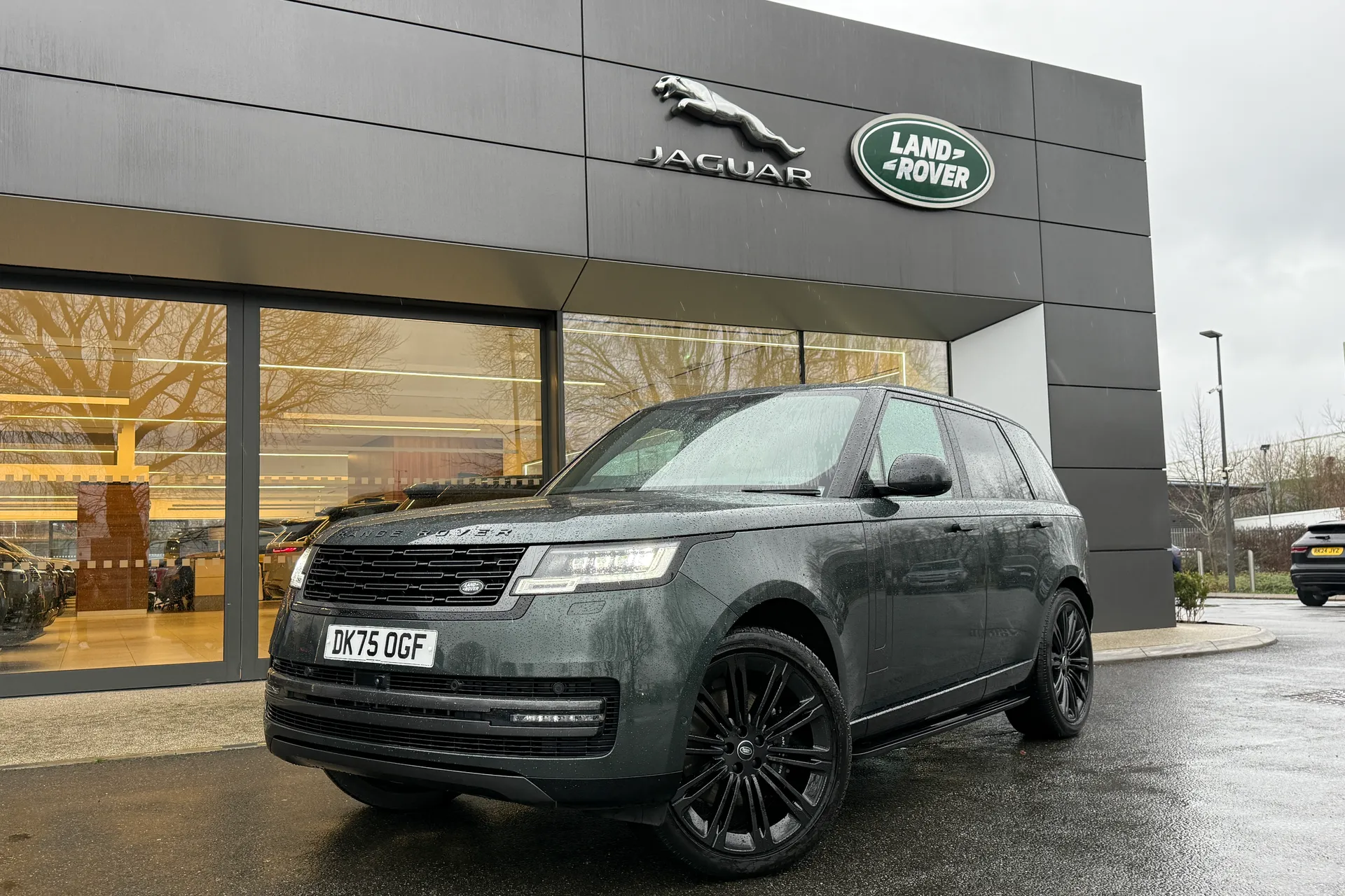 LAND ROVER RANGE ROVER focused image