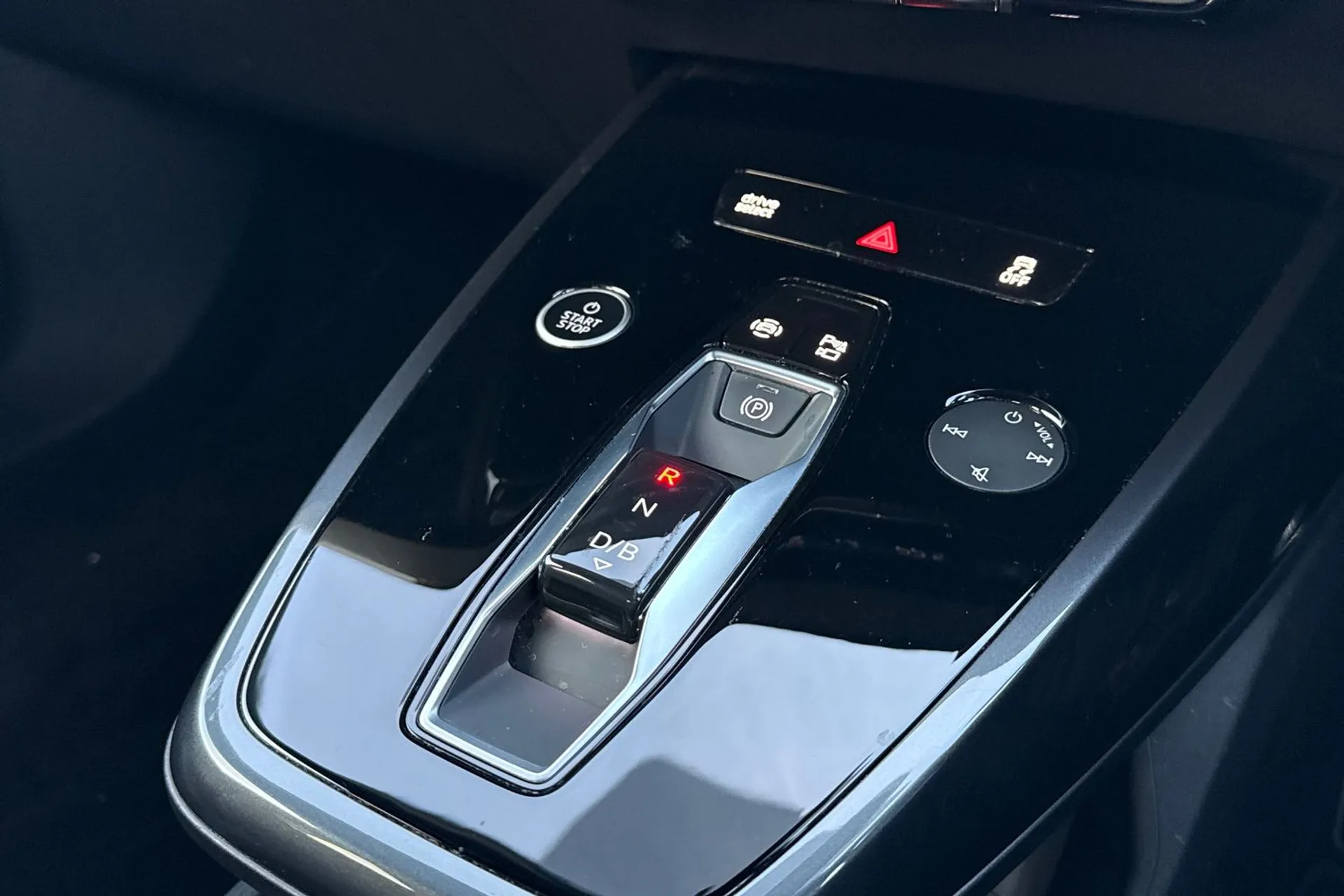 Audi Q4 thumbnail image number 16