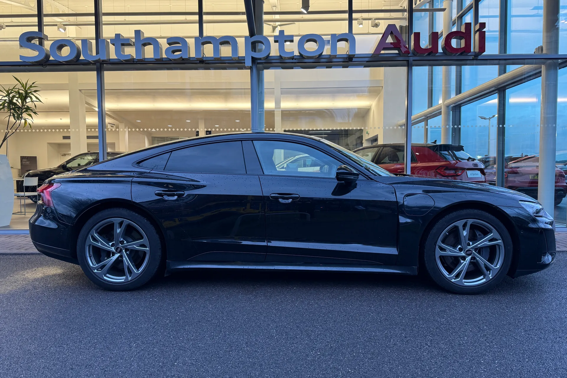 Audi e-tron GT thumbnail image number 2