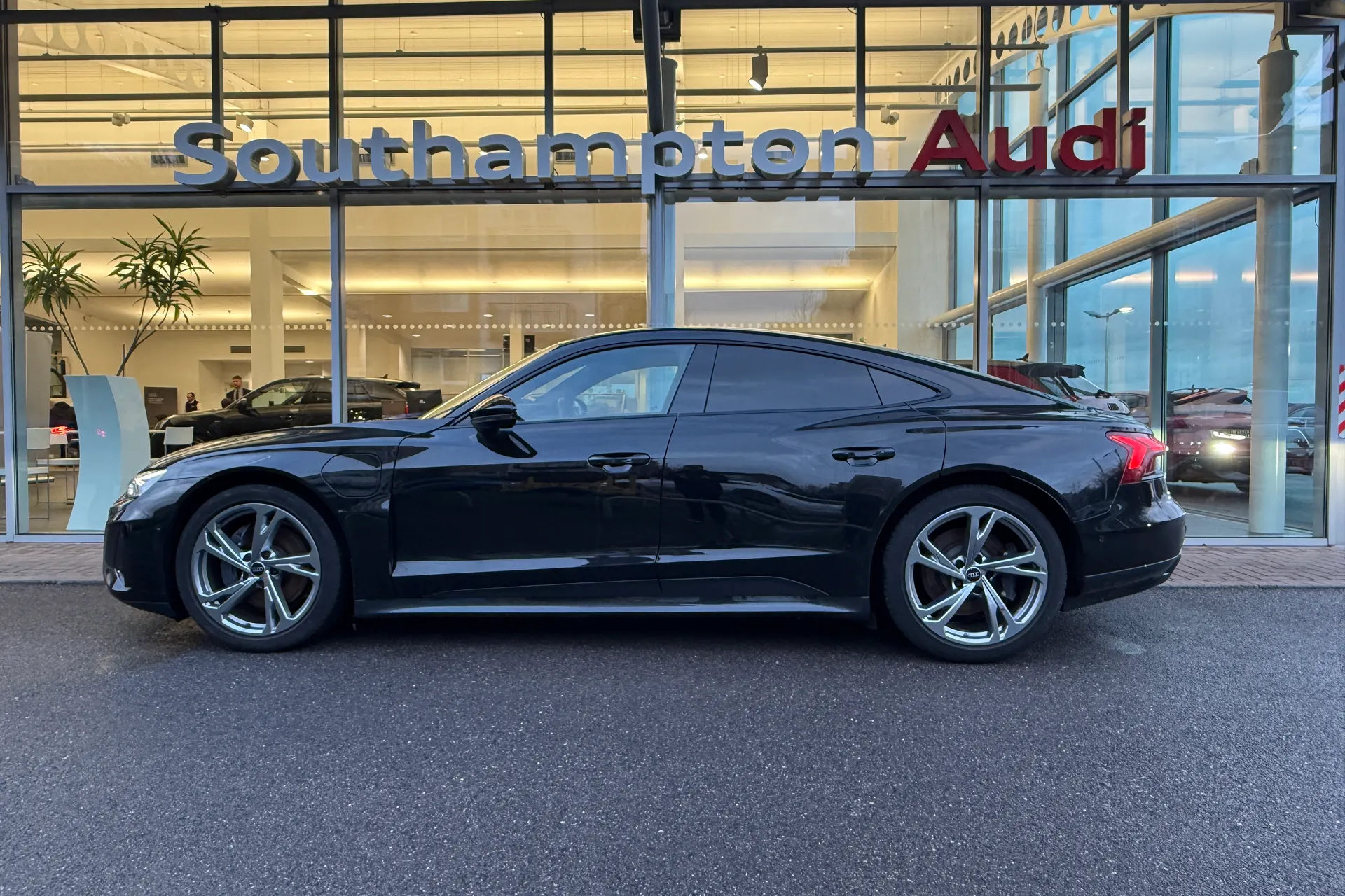 Audi e-tron GT thumbnail image number 39