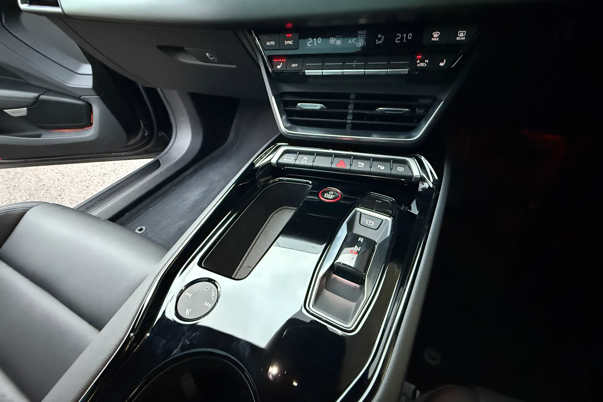 Audi e-tron GT thumbnail image number 18