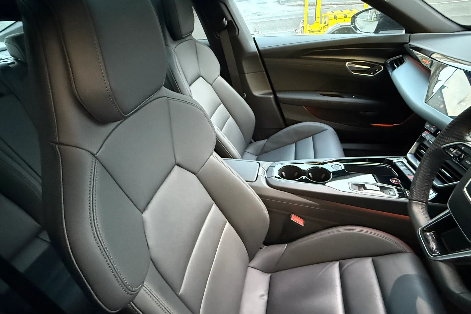 Audi e-tron GT thumbnail image number 28