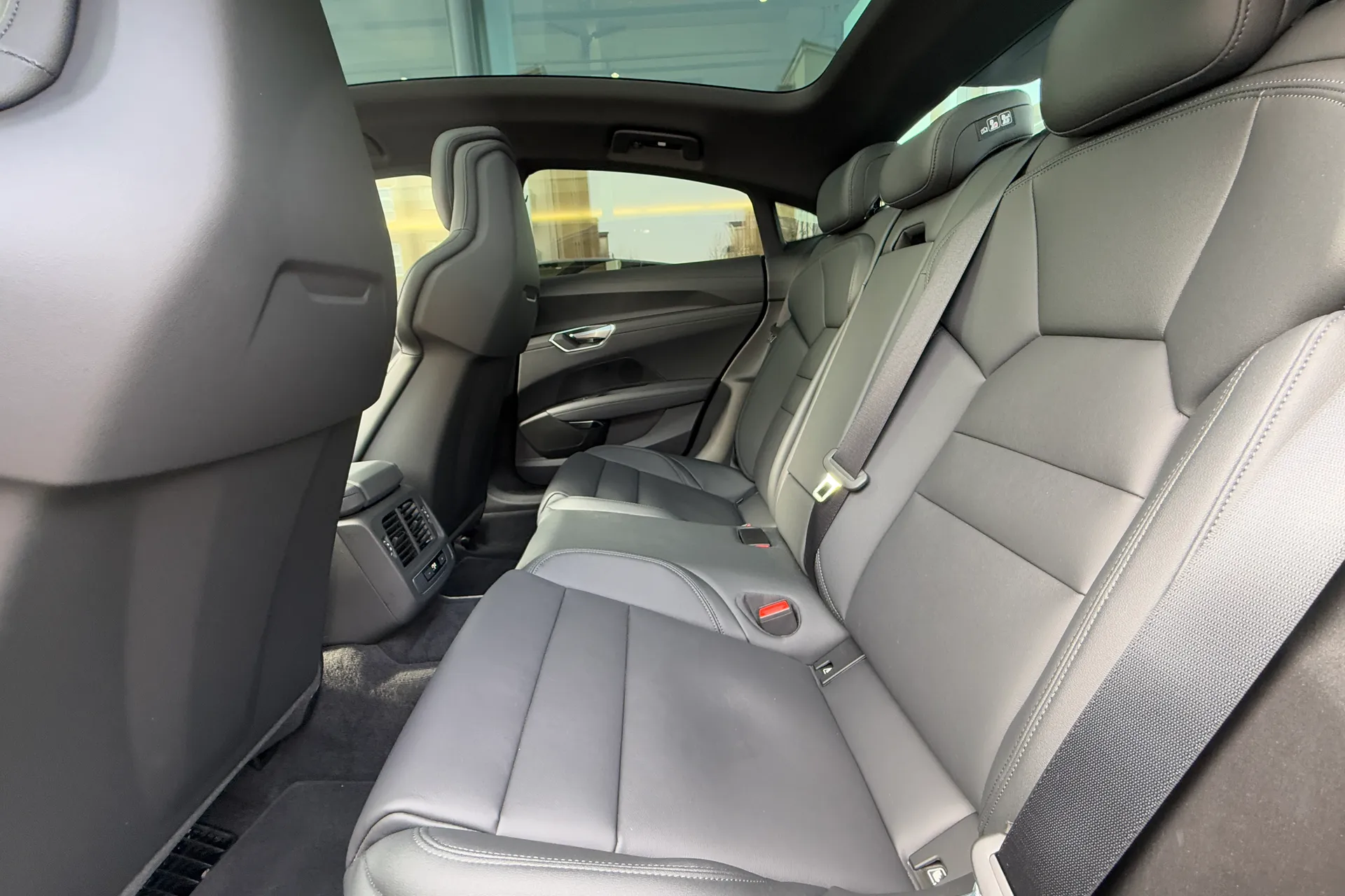 Audi e-tron GT thumbnail image number 52