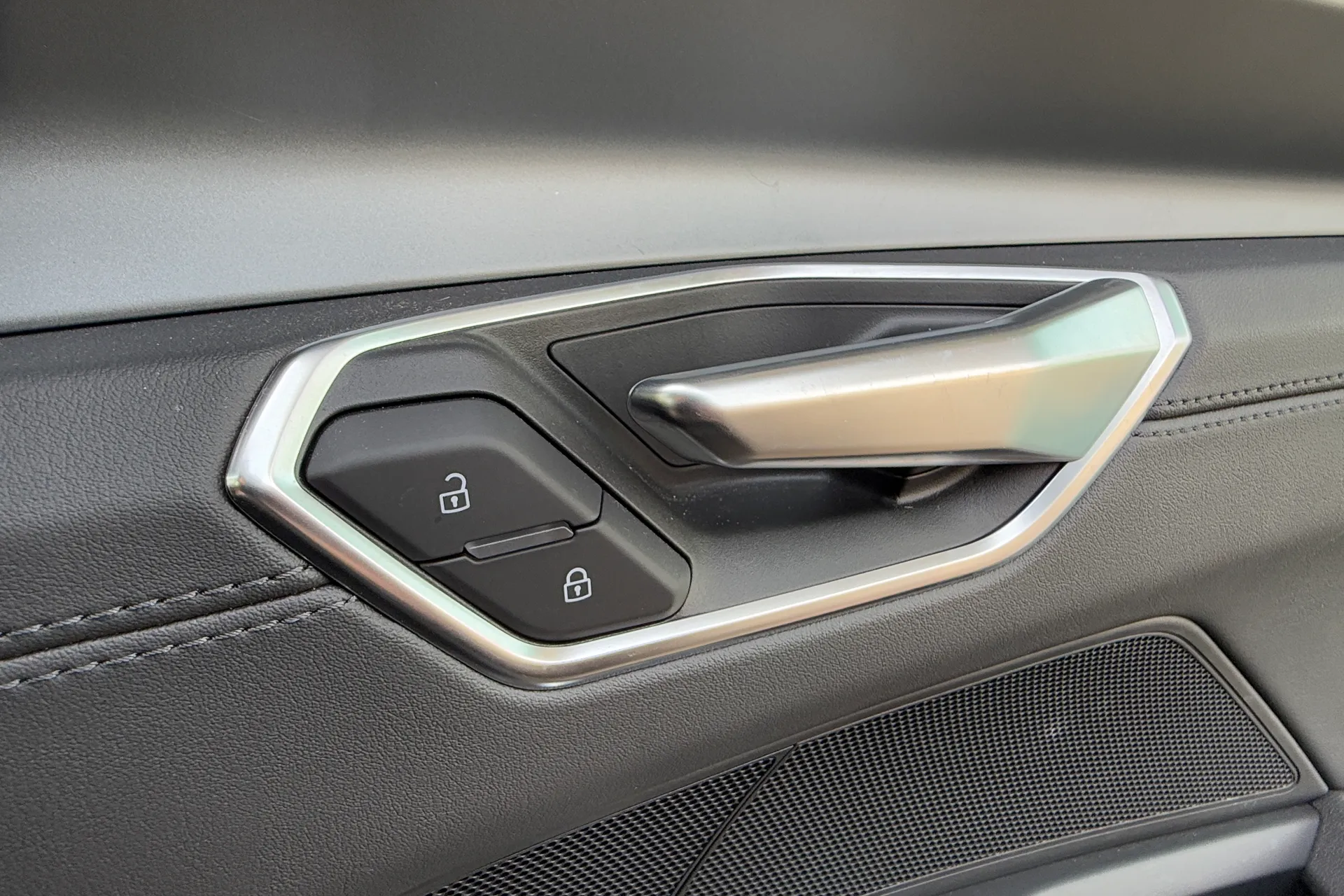 Audi e-tron GT thumbnail image number 32