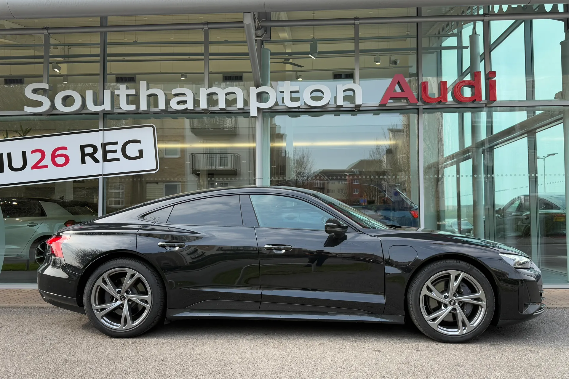 Audi e-tron GT thumbnail image number 2