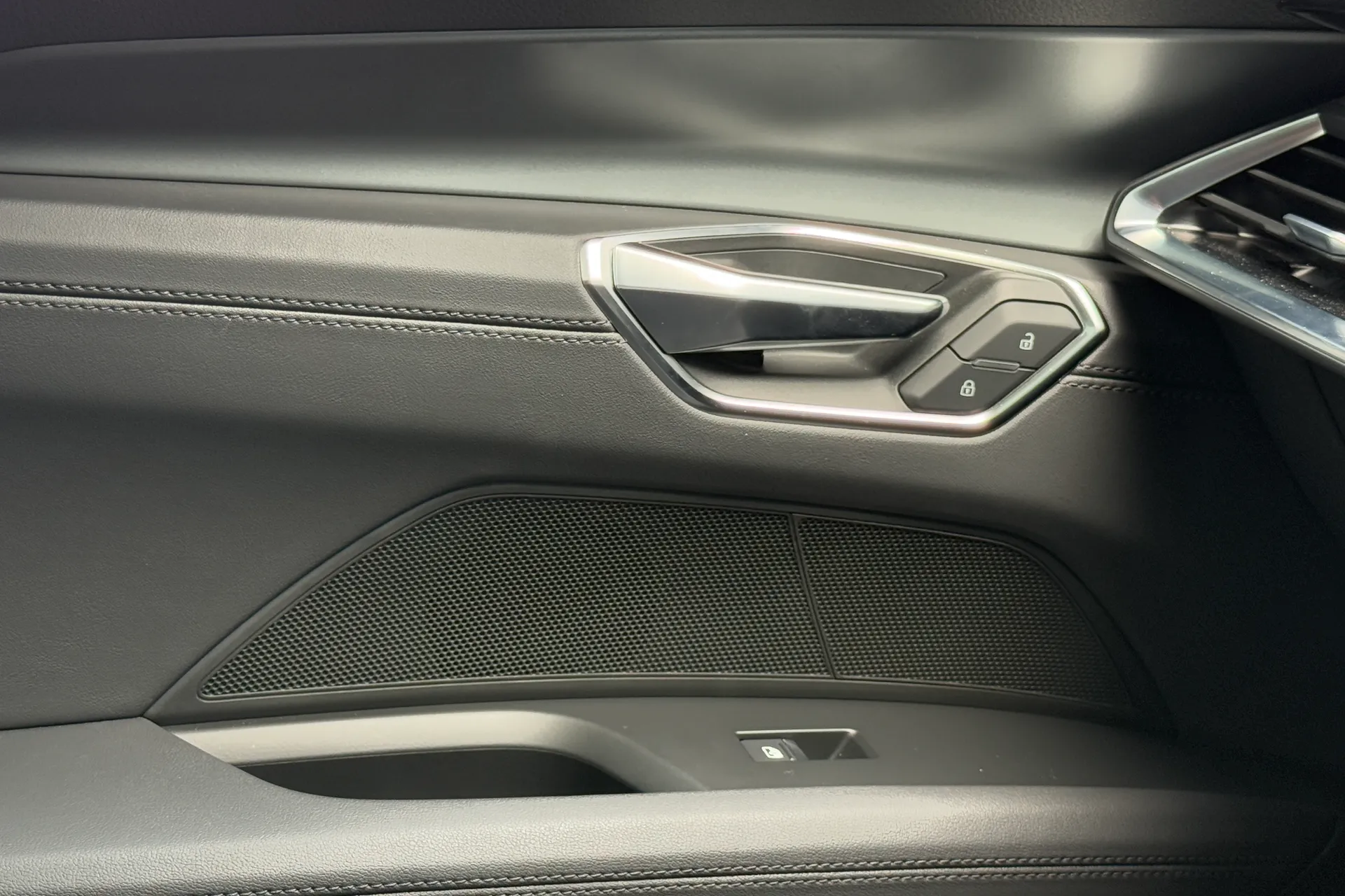 Audi e-tron GT thumbnail image number 29