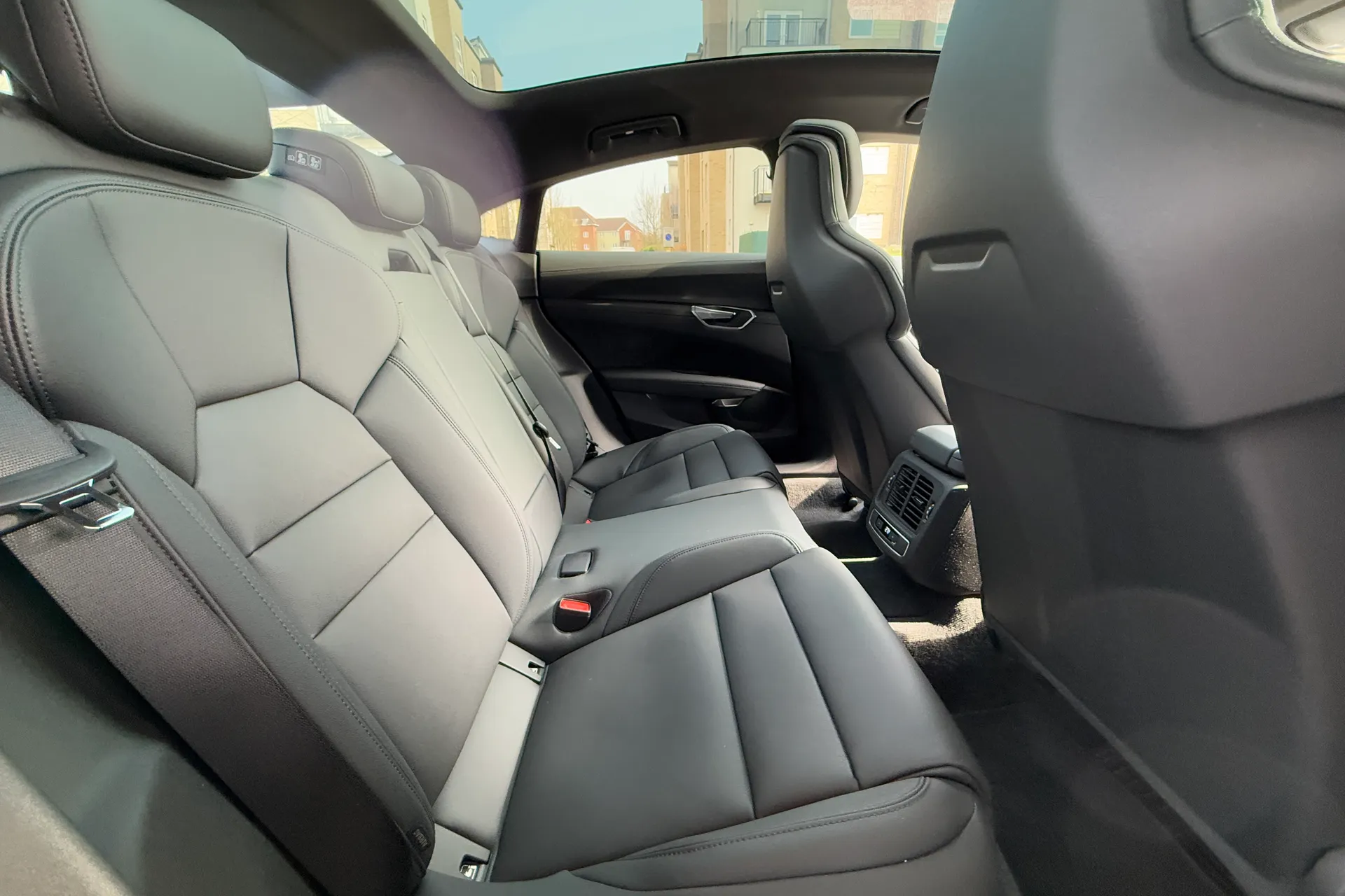 Audi e-tron GT thumbnail image number 41