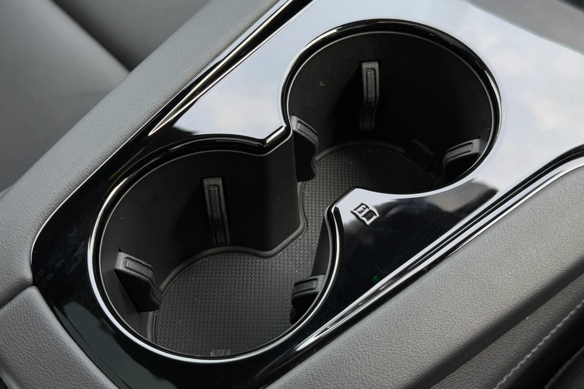 Audi e-tron GT thumbnail image number 25