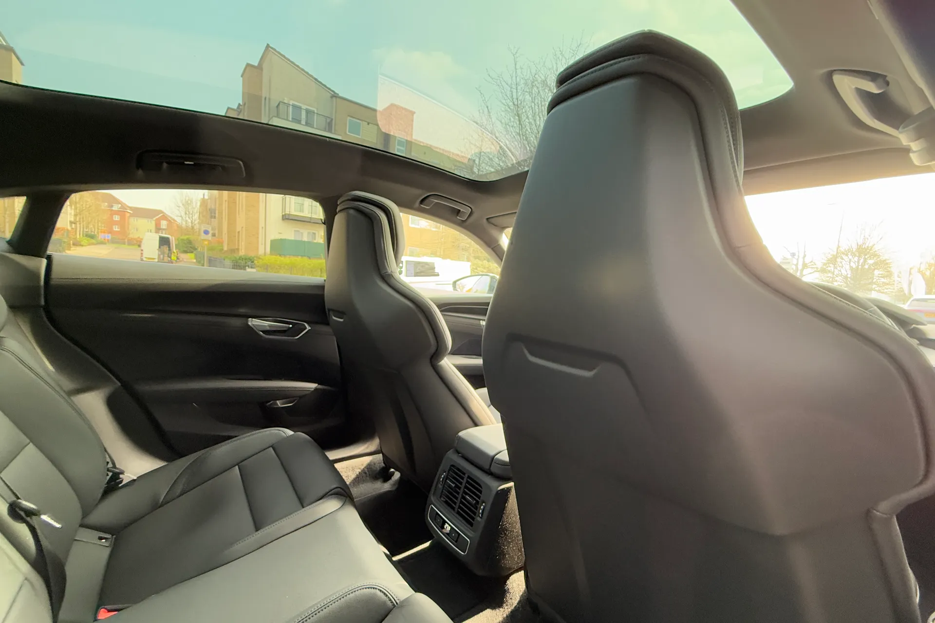 Audi e-tron GT thumbnail image number 40