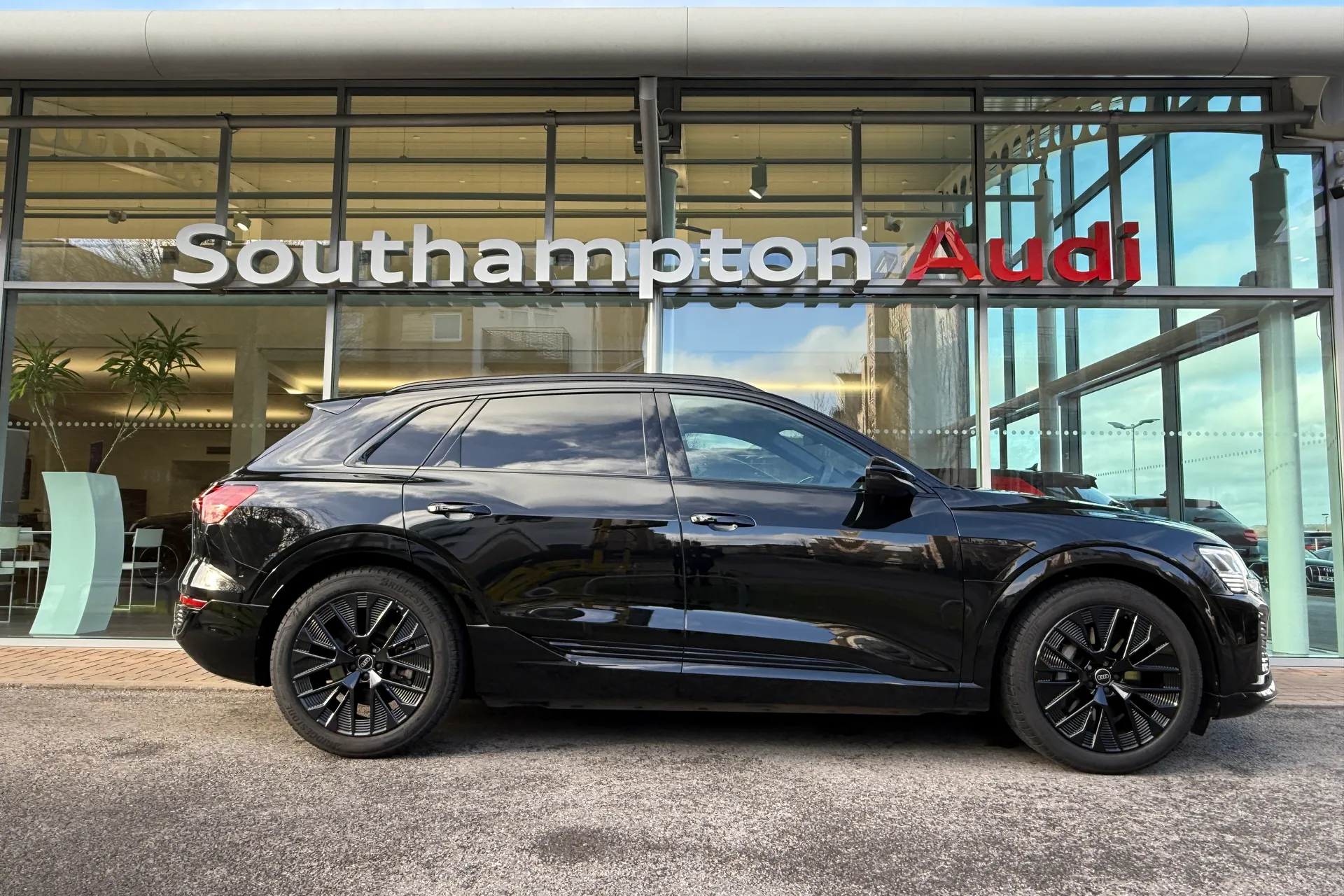 Audi Q8 thumbnail image number 2