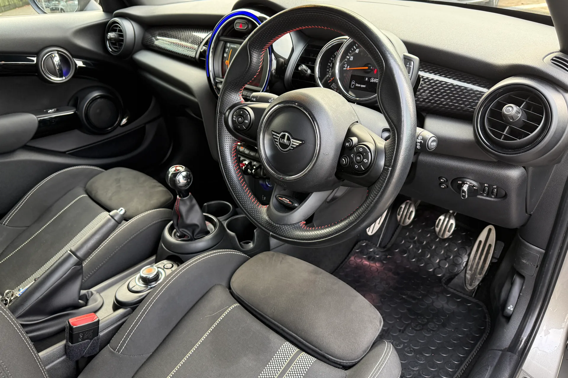 MINI HATCHBACK thumbnail image number 10