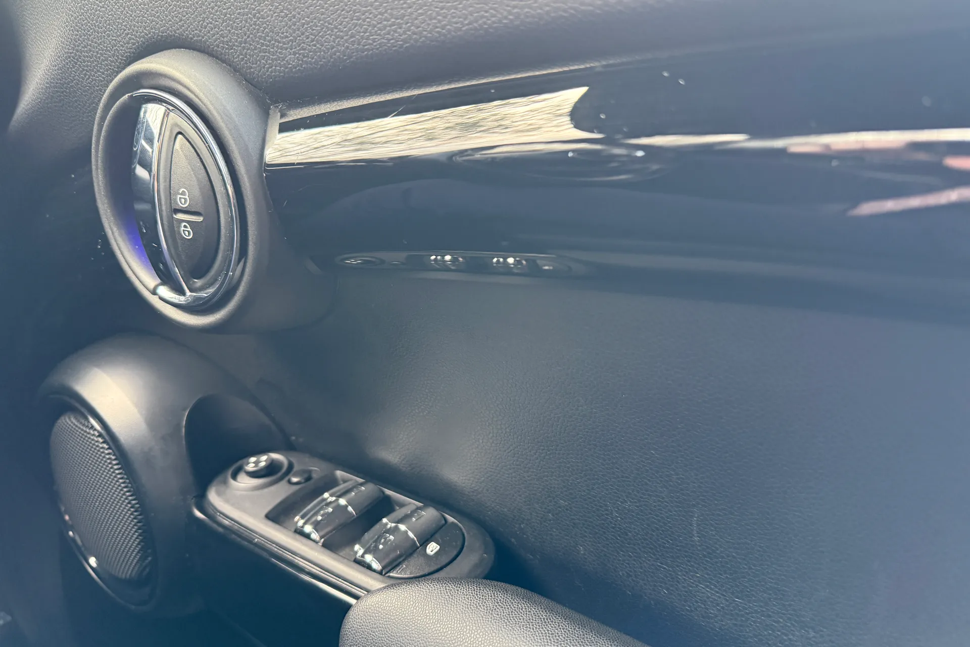 MINI HATCHBACK thumbnail image number 25