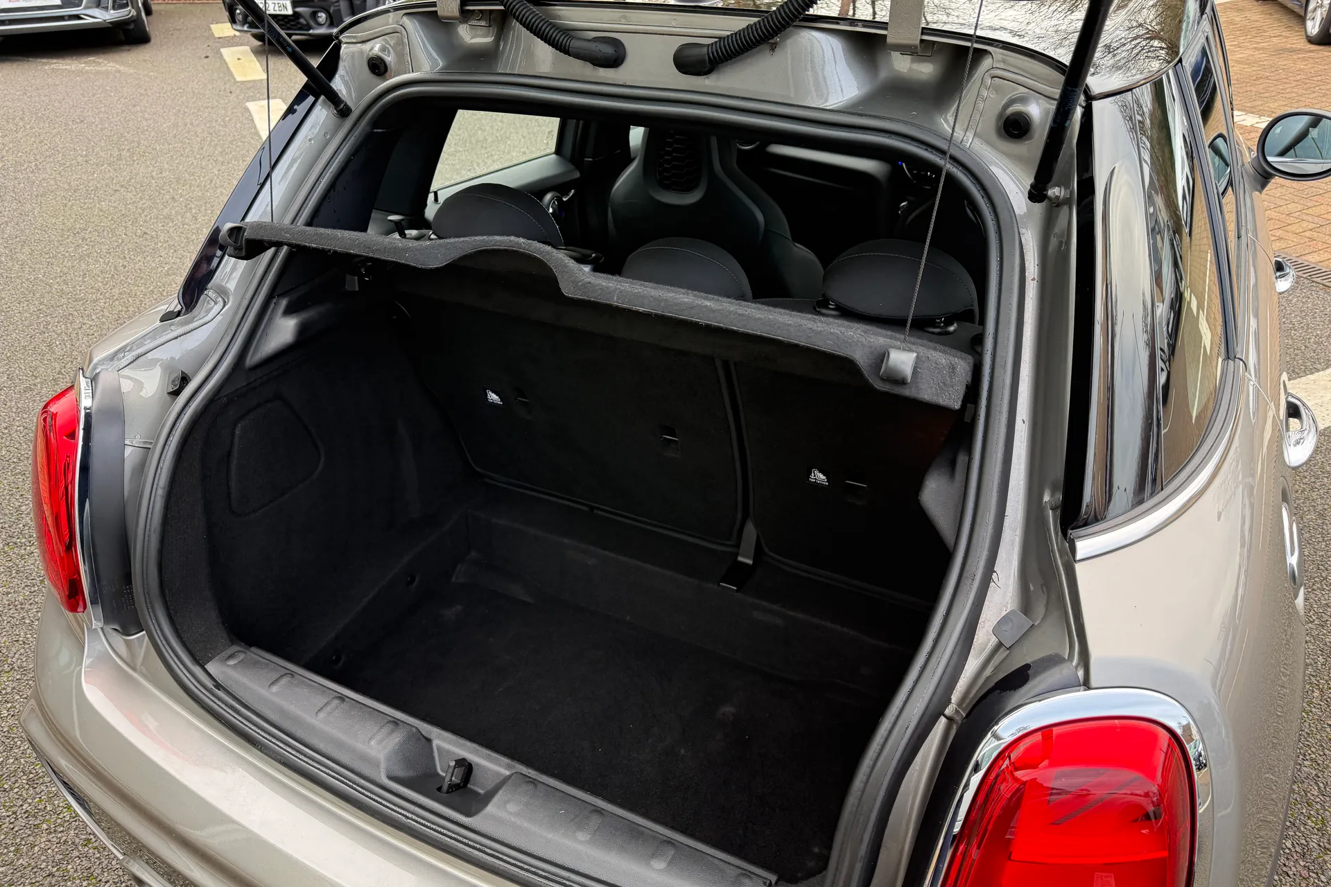 MINI HATCHBACK thumbnail image number 49