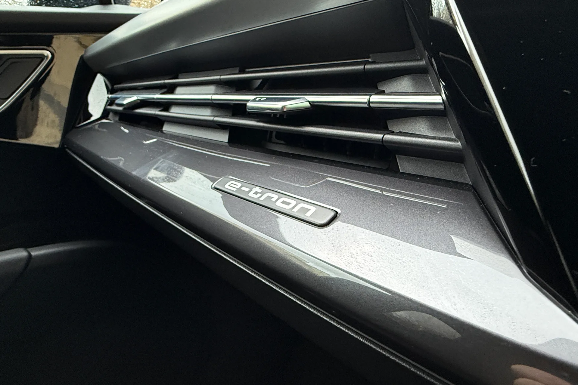 Audi Q4 thumbnail image number 32