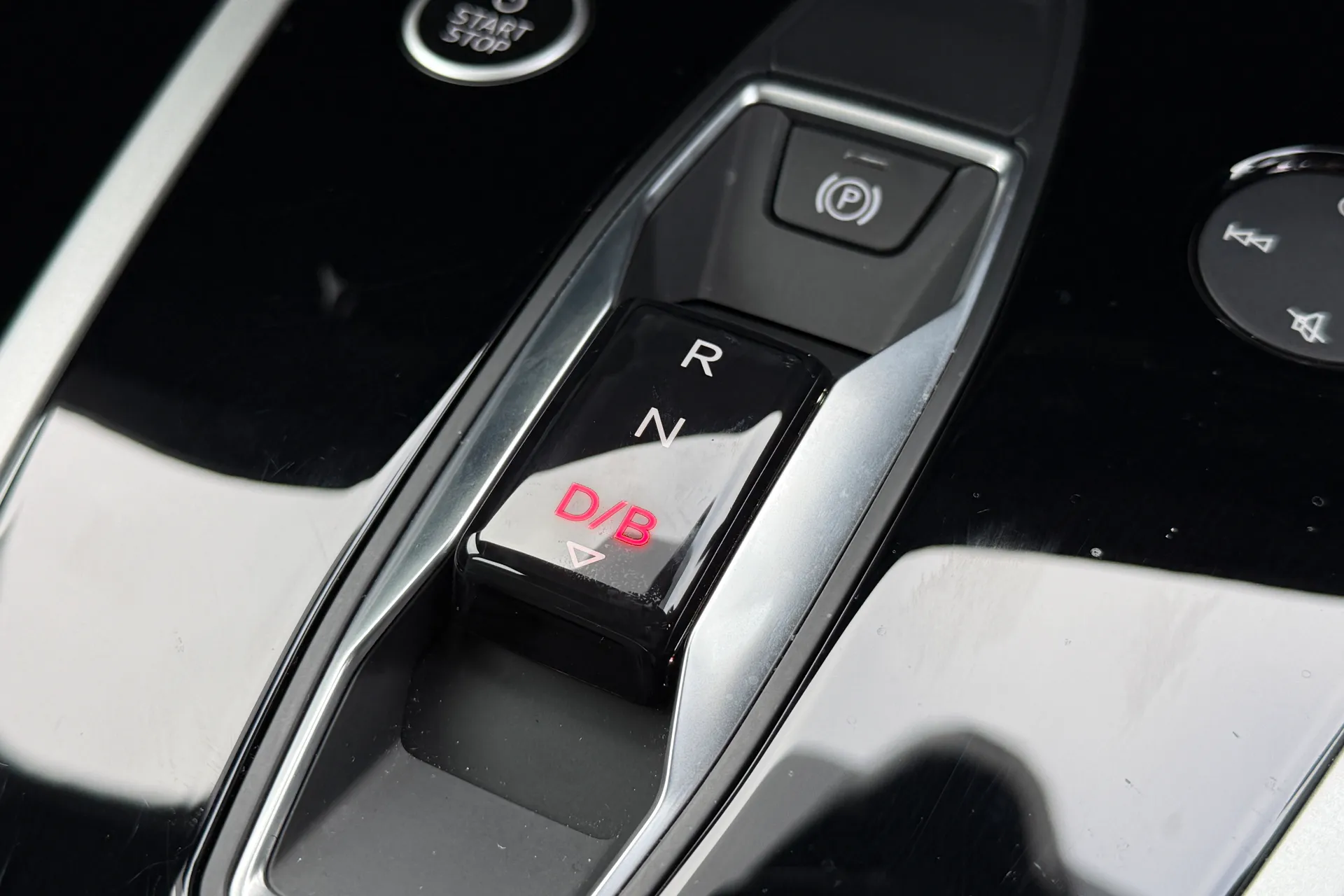 Audi Q4 thumbnail image number 18