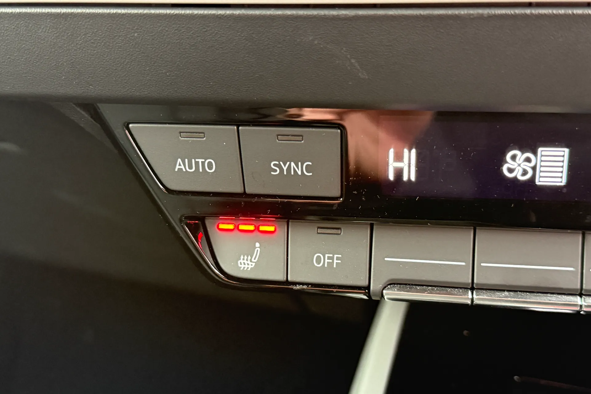 Audi Q4 thumbnail image number 6