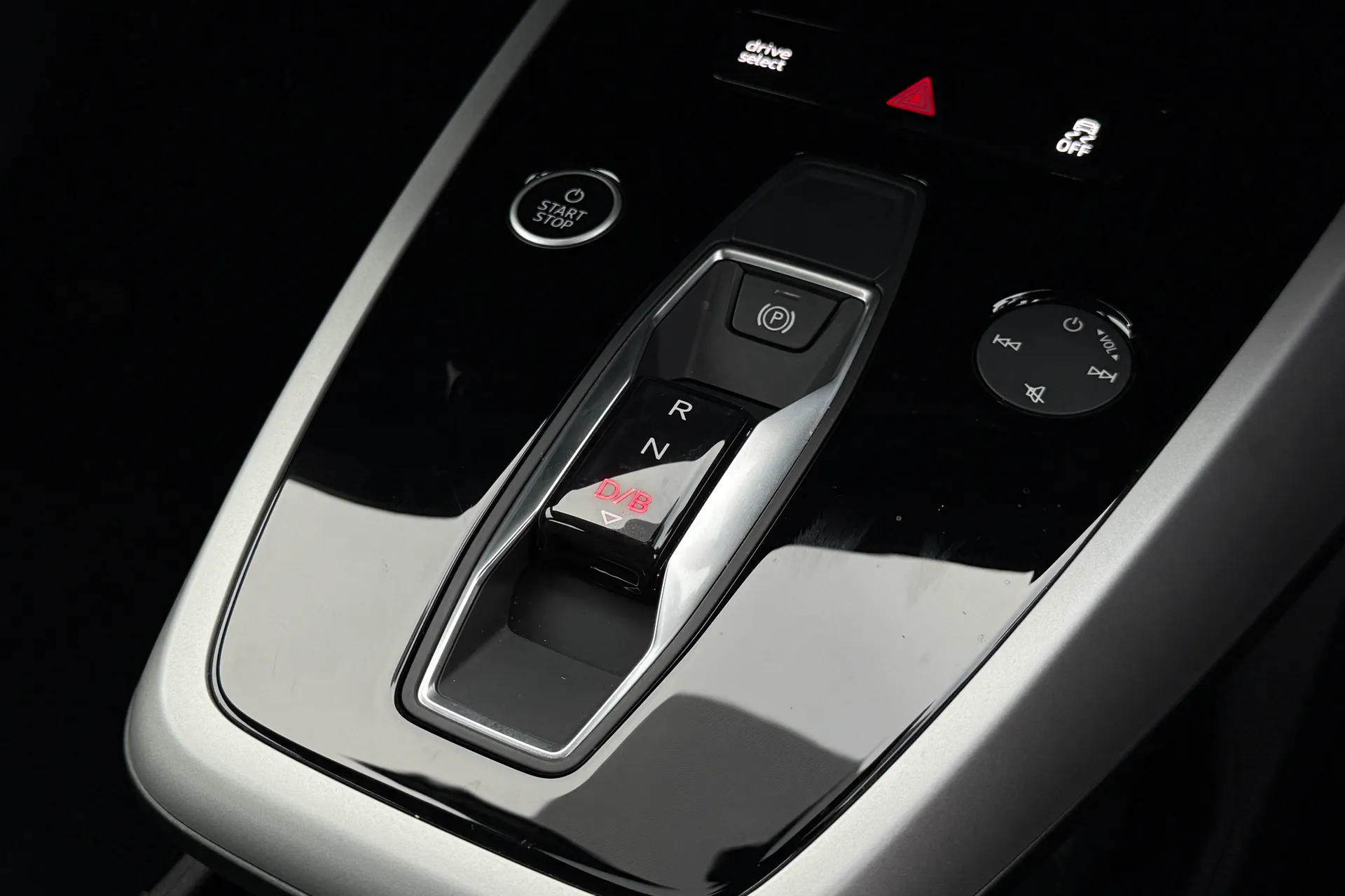 Audi Q4 thumbnail image number 17