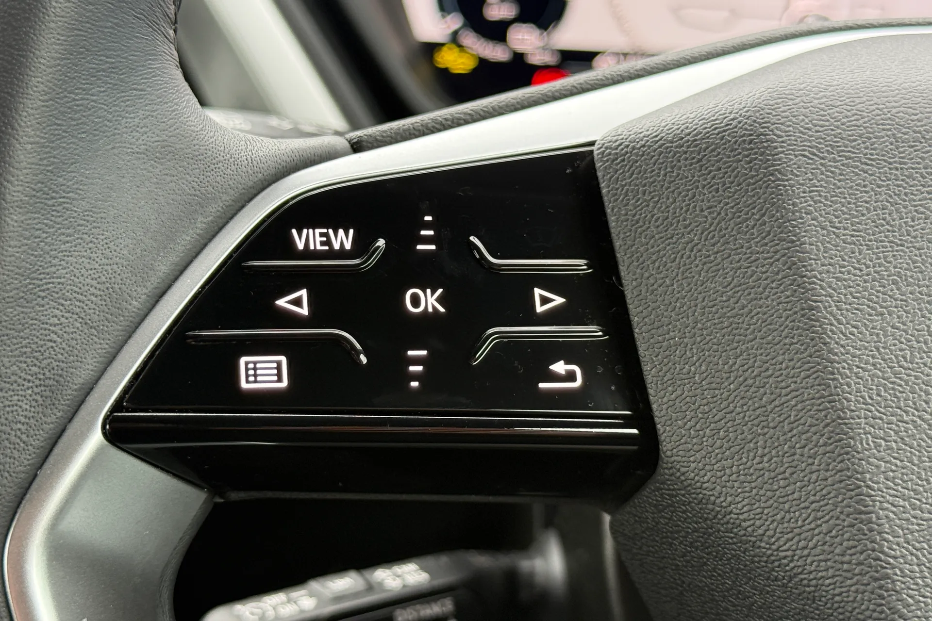 Audi Q4 thumbnail image number 11