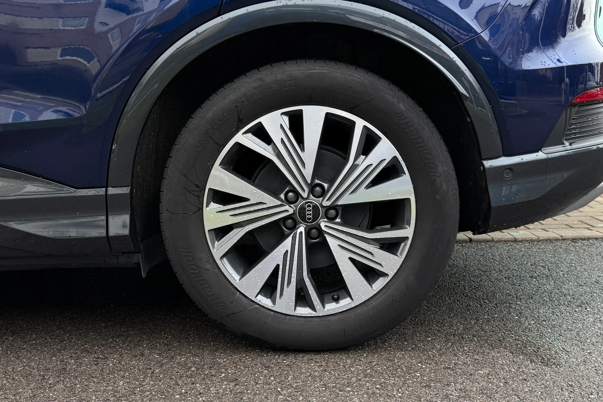 Audi Q4 thumbnail image number 9