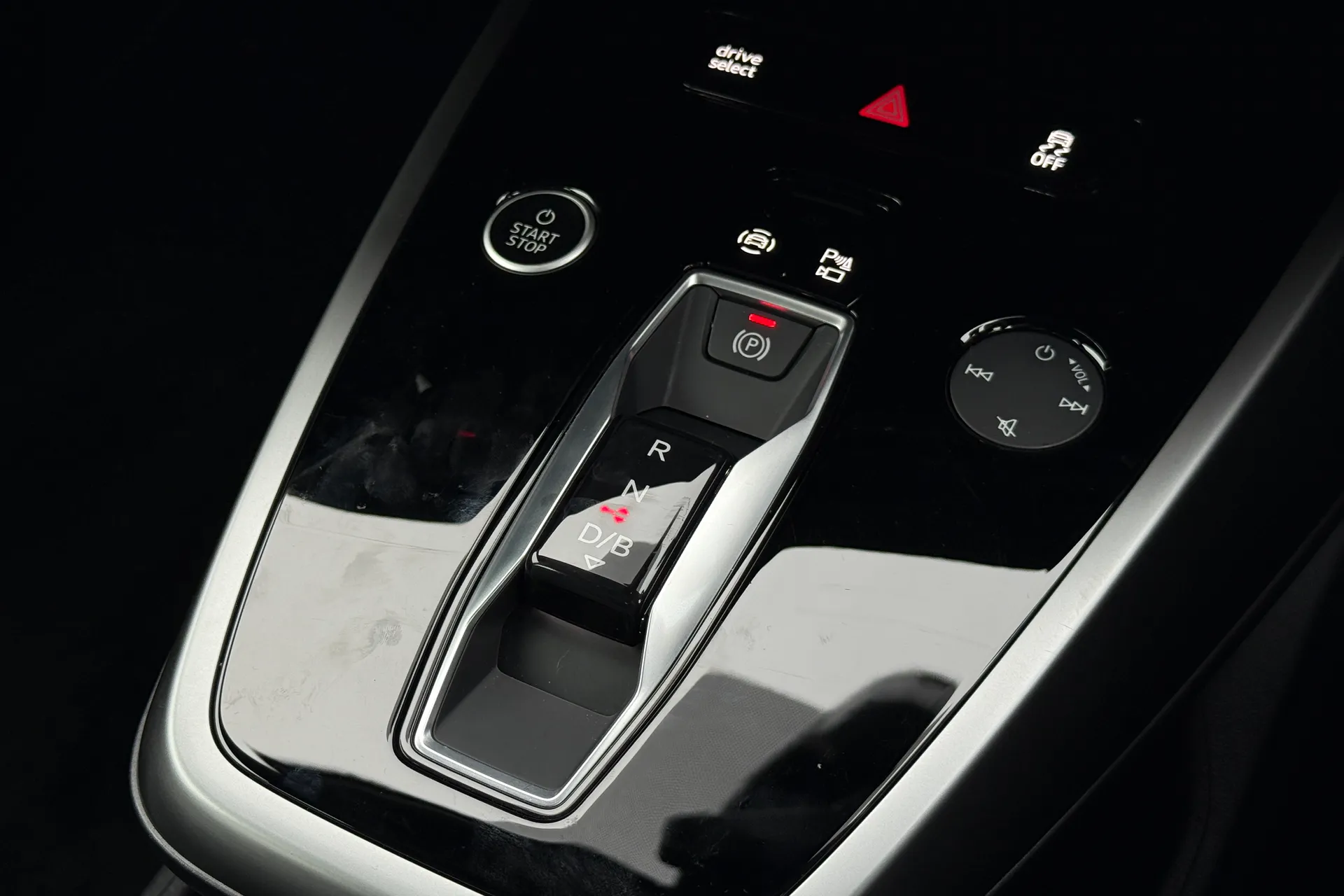 Audi Q4 thumbnail image number 15