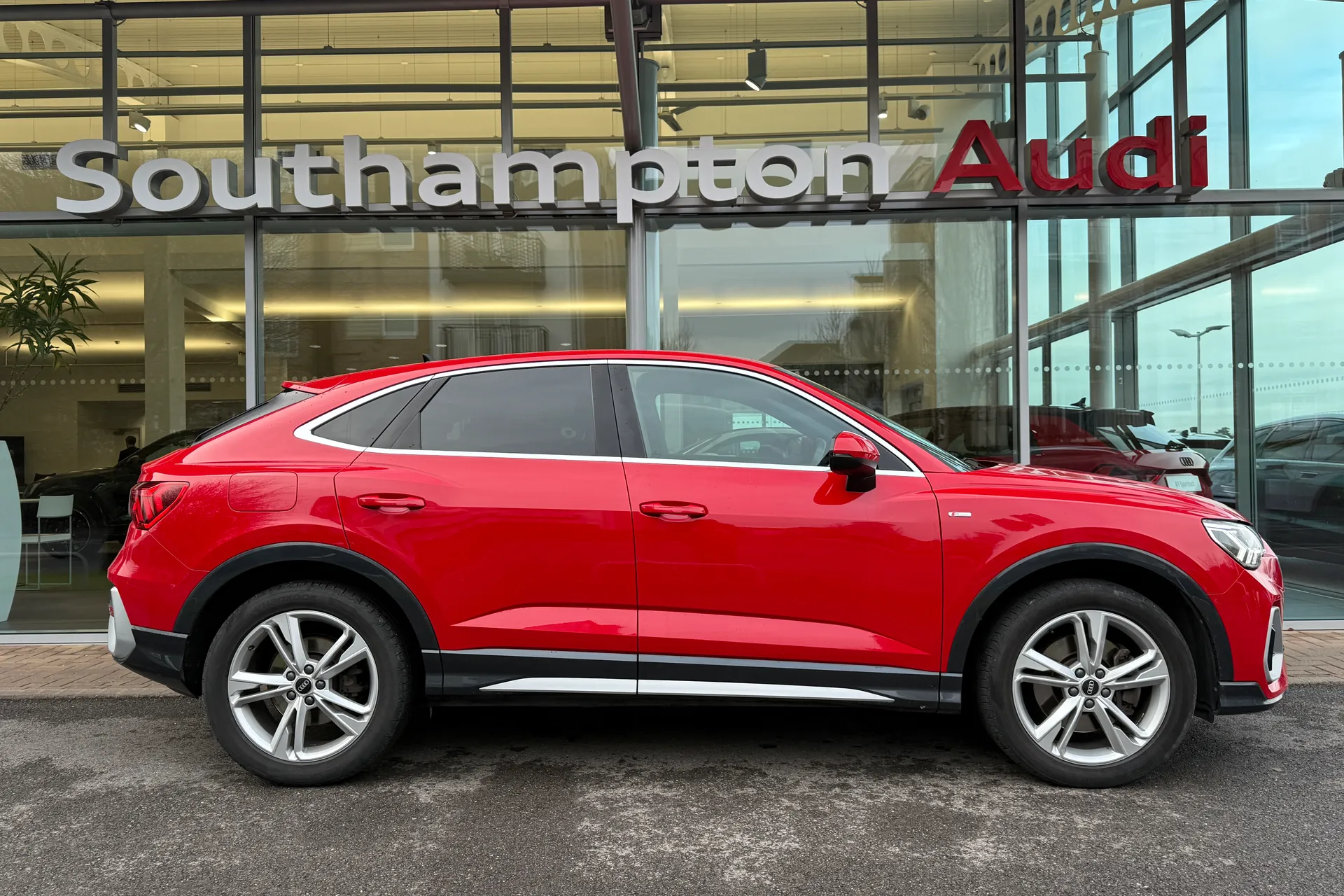 Audi Q3 thumbnail image number 2