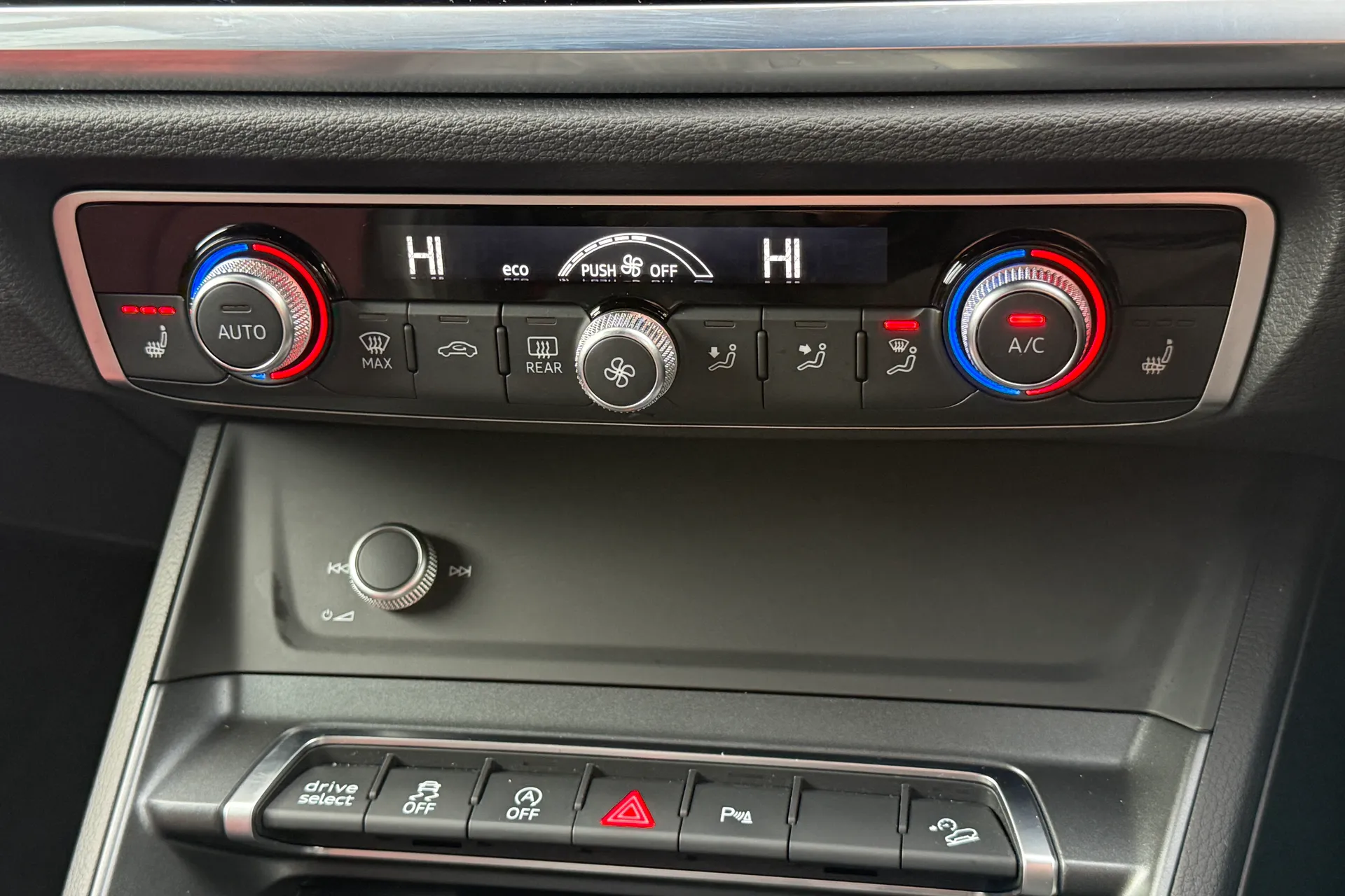 Audi Q3 thumbnail image number 22