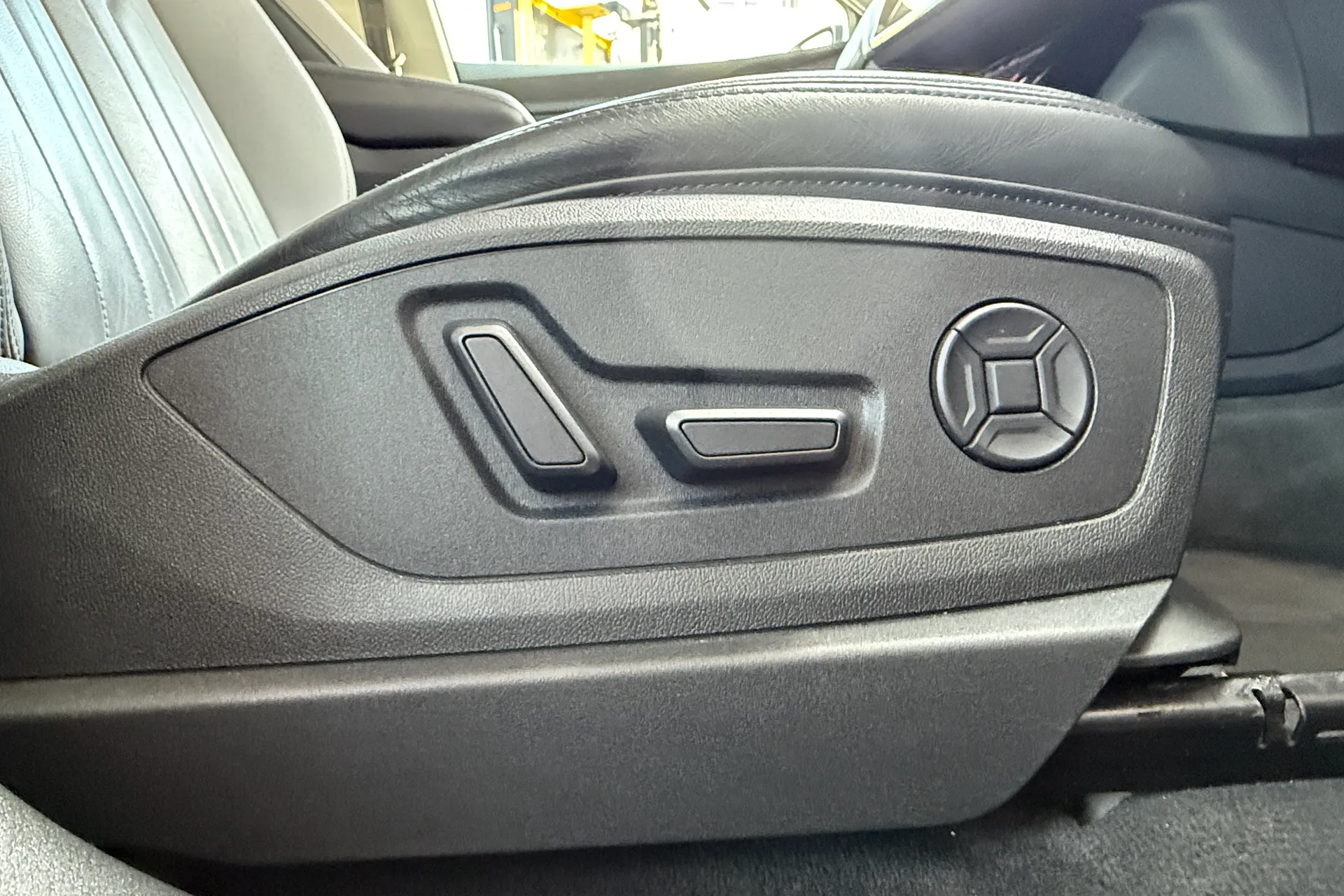 Audi e-tron thumbnail image number 7