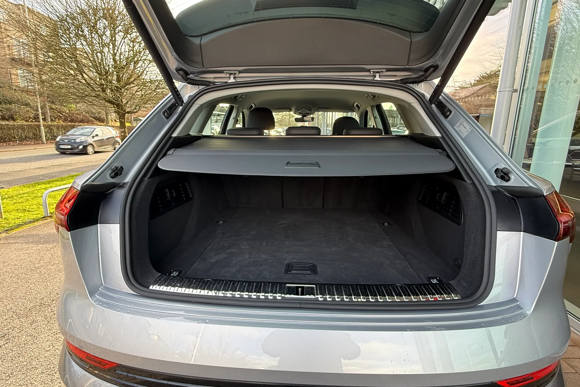 Audi e-tron thumbnail image number 51