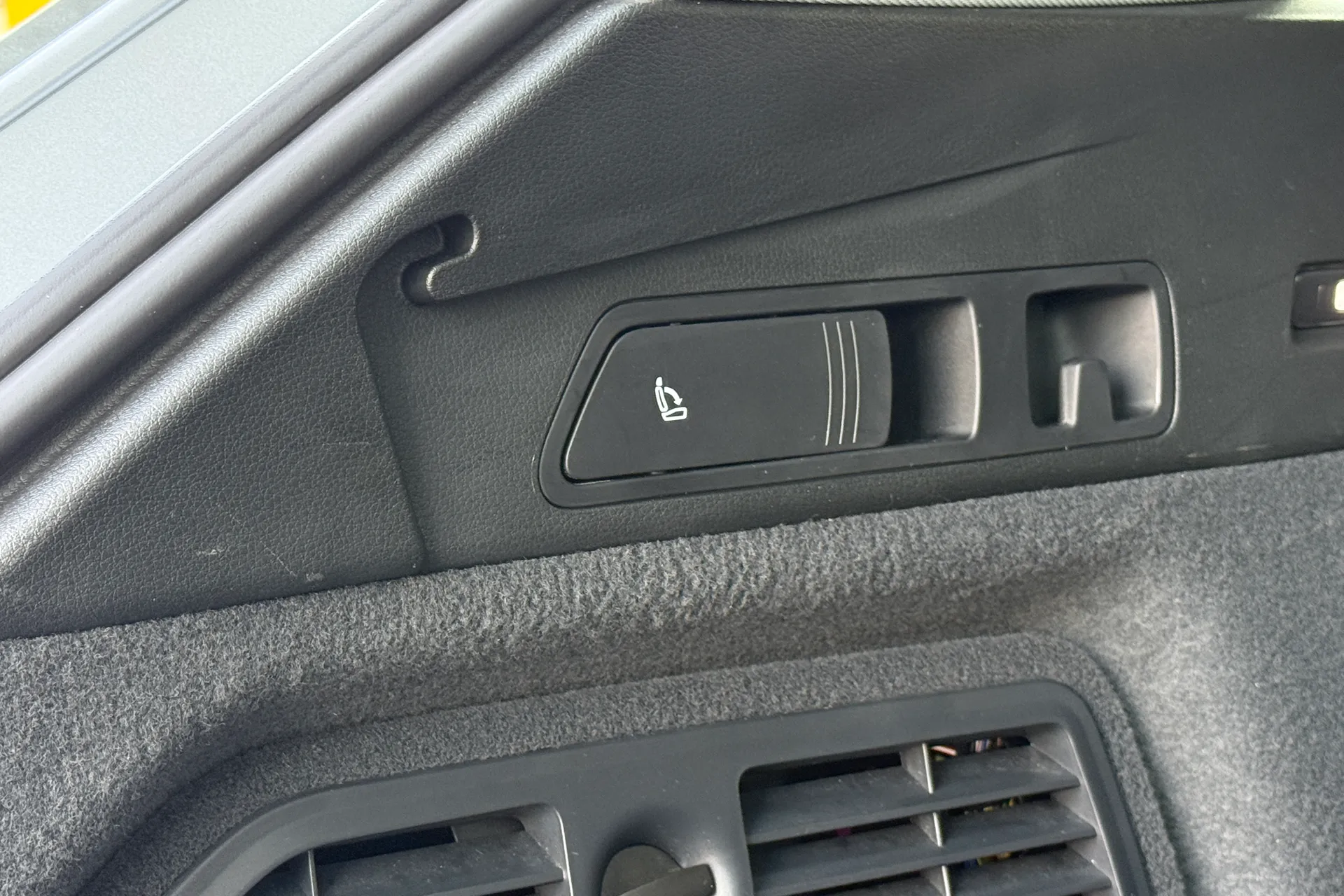 Audi e-tron thumbnail image number 50