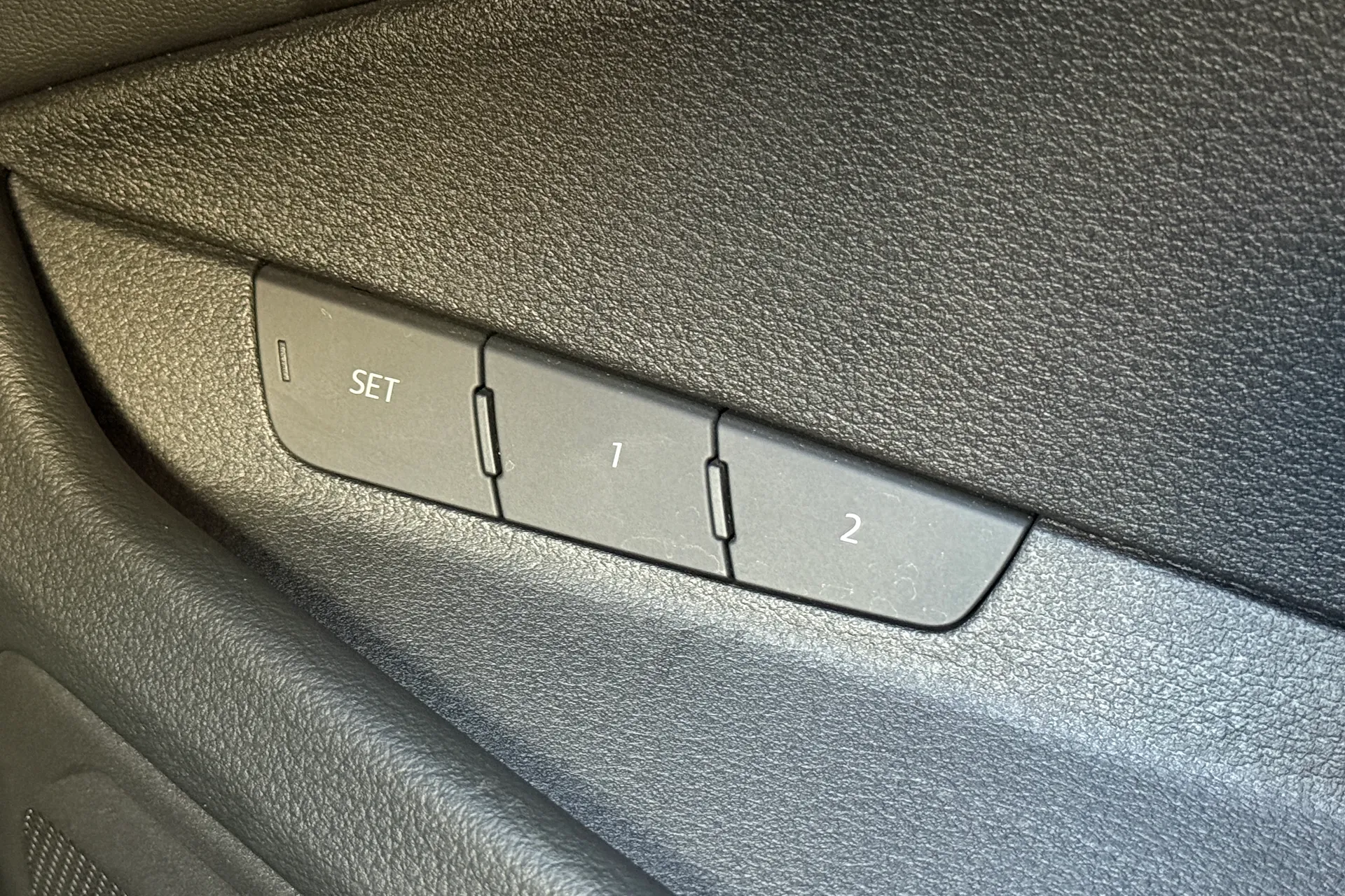 Audi e-tron thumbnail image number 8