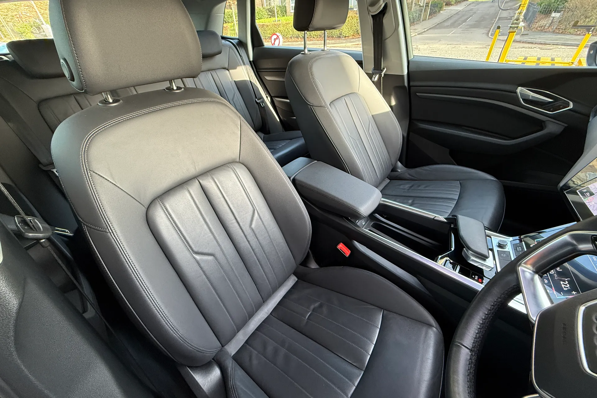 Audi e-tron thumbnail image number 37